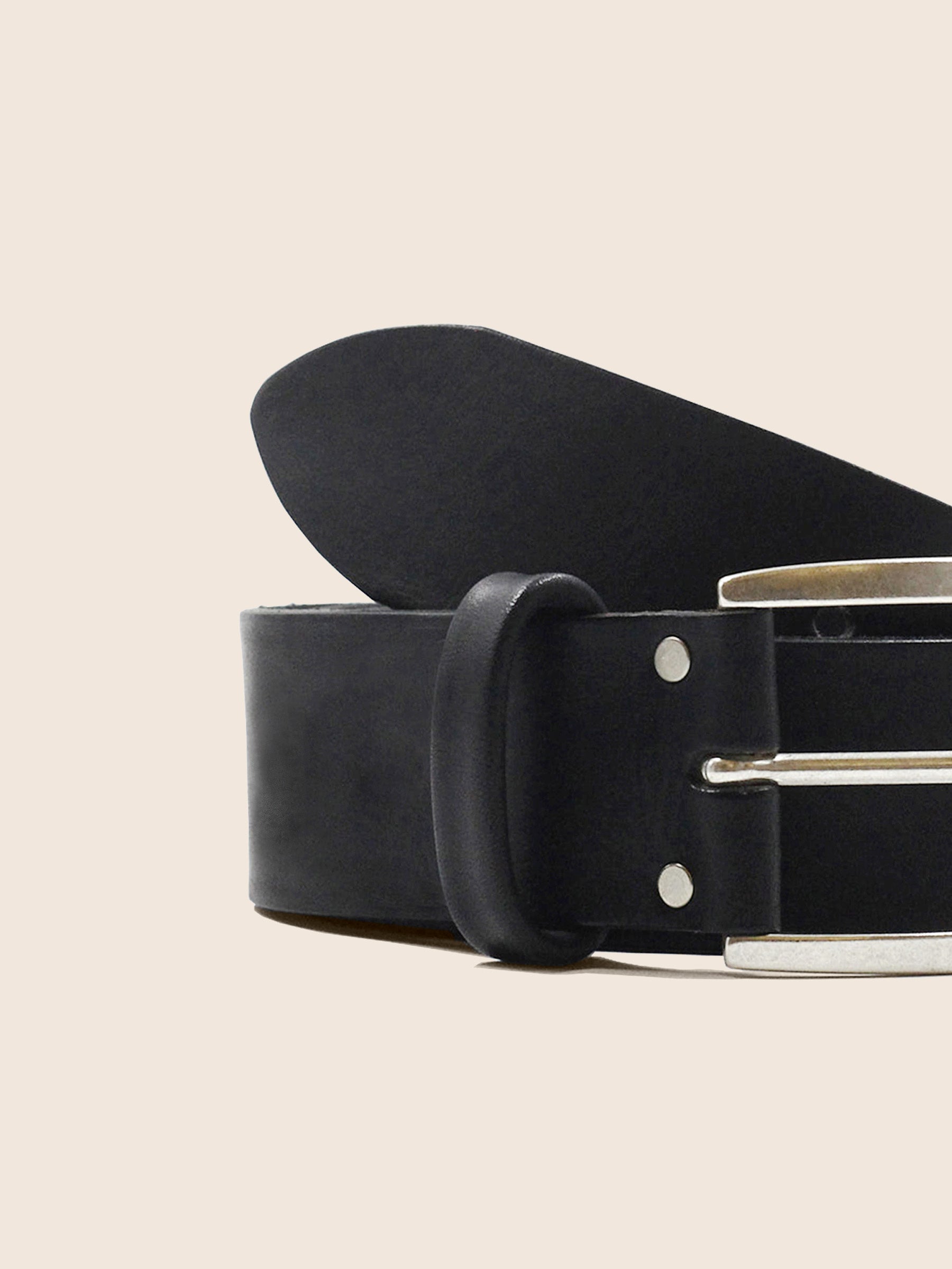 gros plan ceinture paris cuir noir jules jenn
