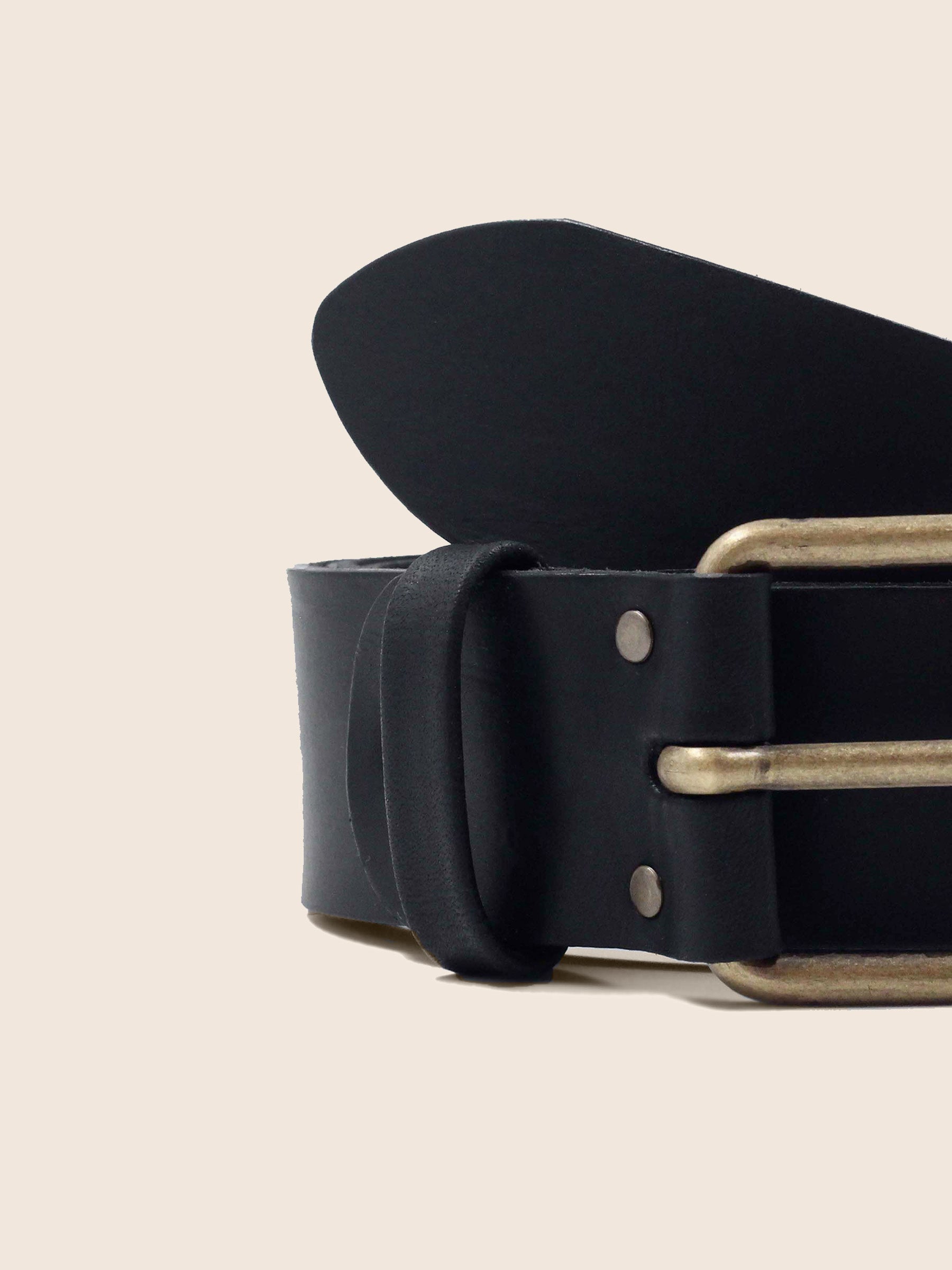 vue serree ceinture week-end cuir noir jules jenn