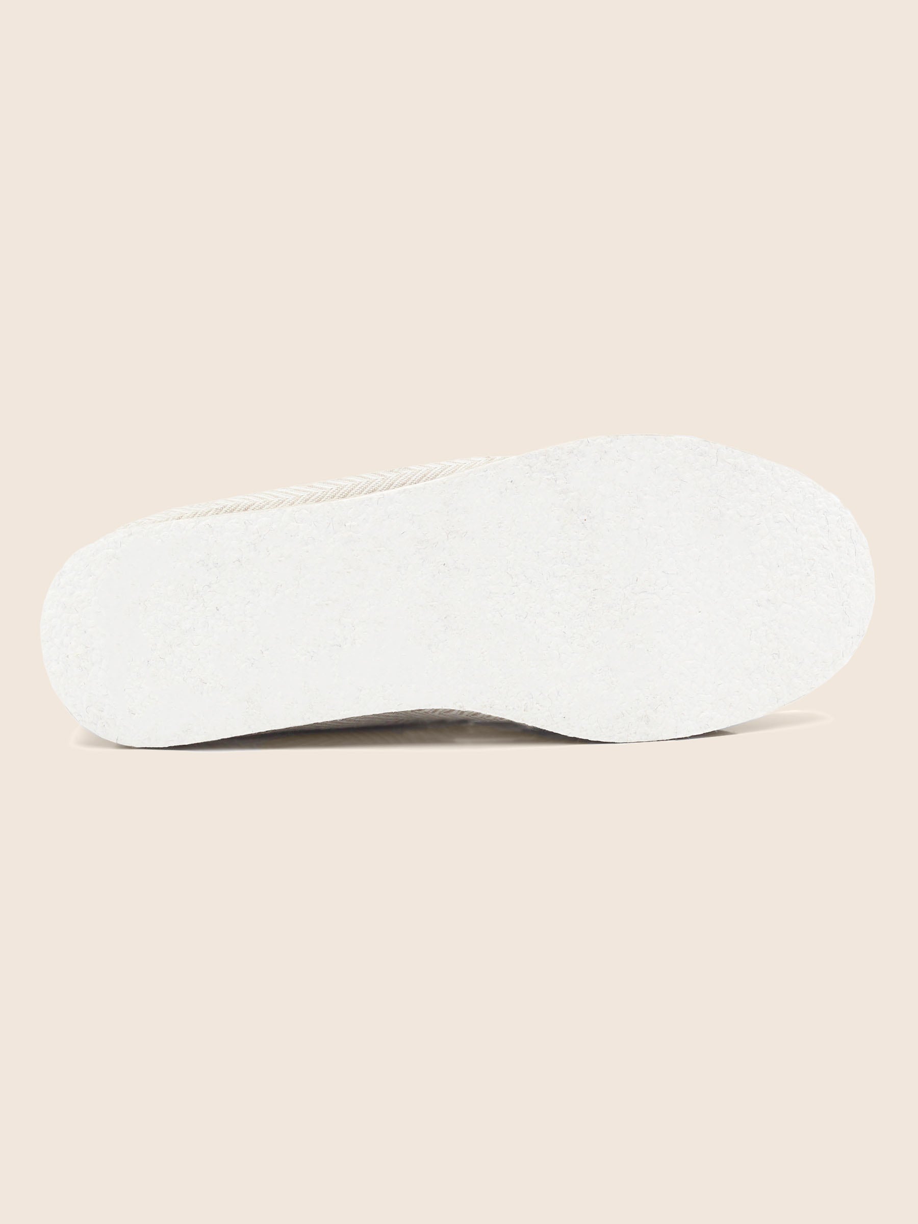 photo vue dessous charentaise blanc beige jules jenn