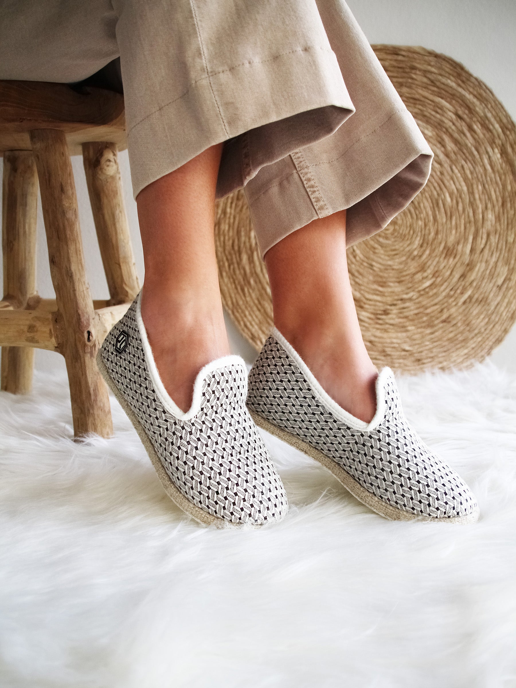 vue portée charentaises blanc noir jules jenn