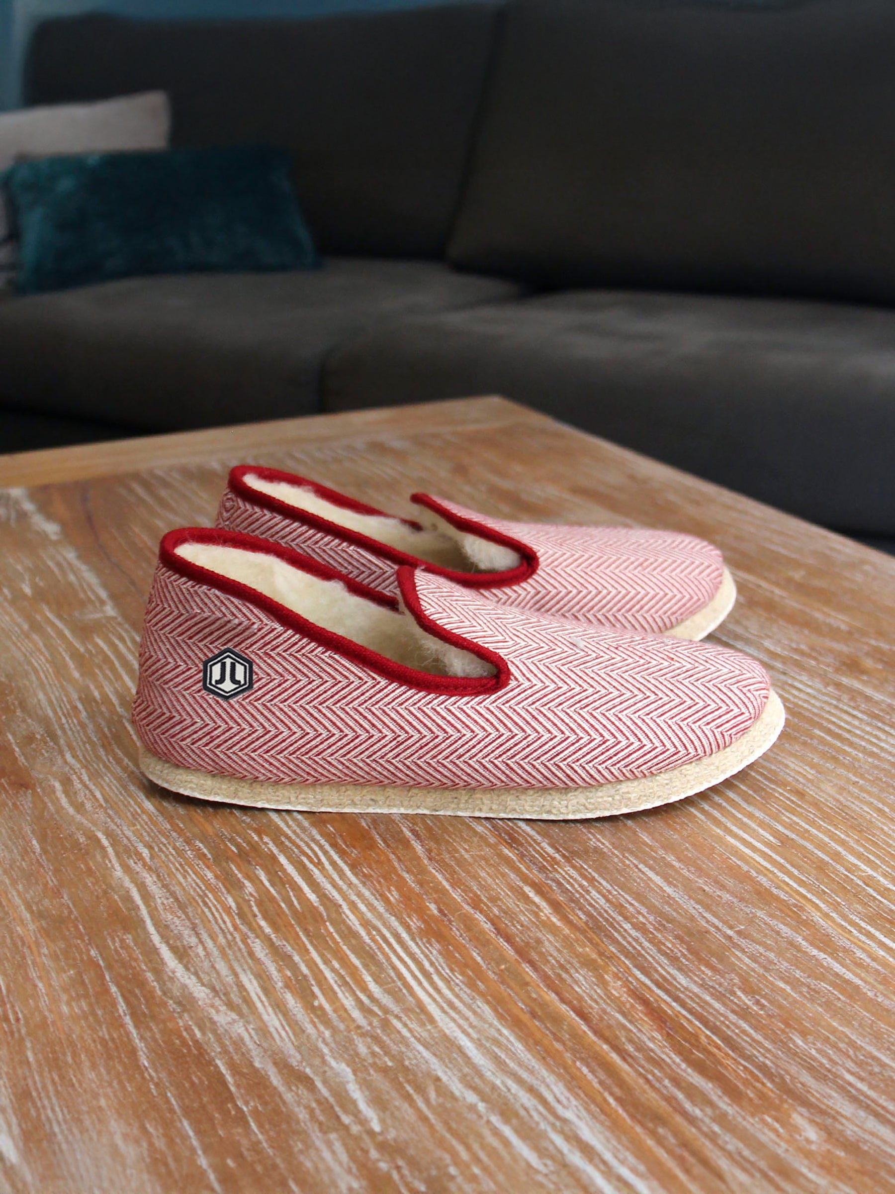 vue posée charentaises blanc rouge jules jenn