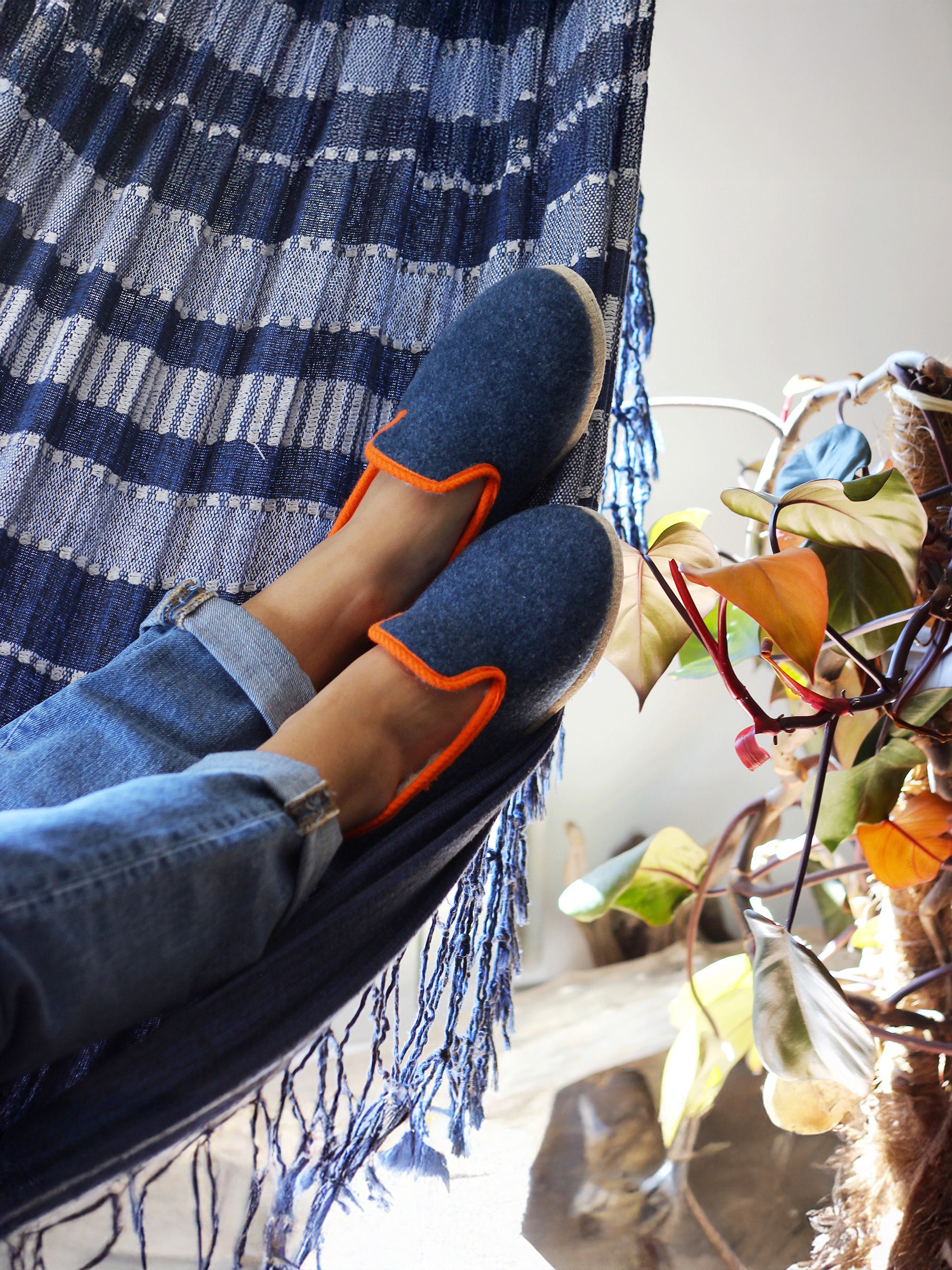vue portée charentaises bleu denim orange jules jenn