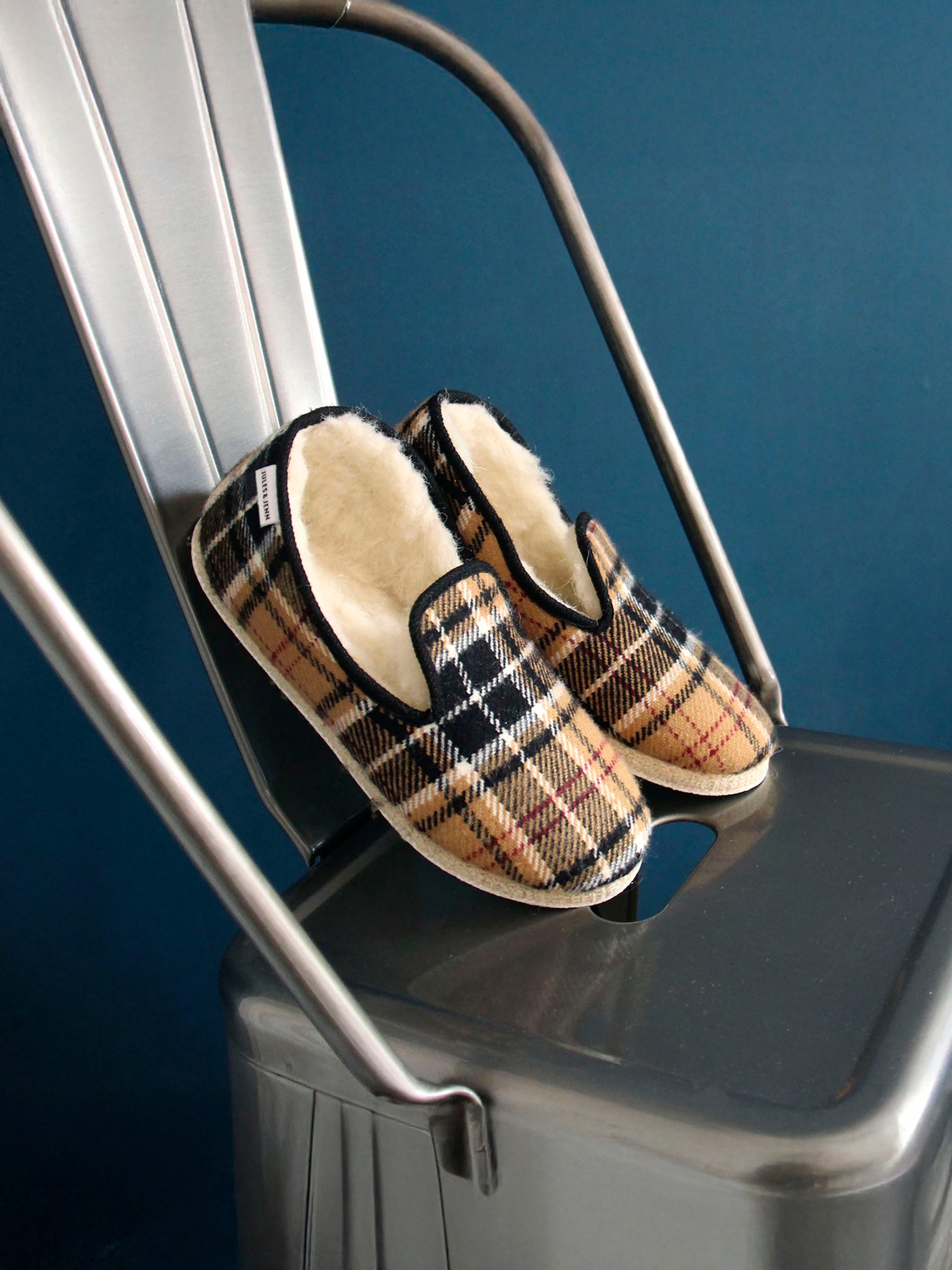 vue posée charentaises ecossais beige jules jenn