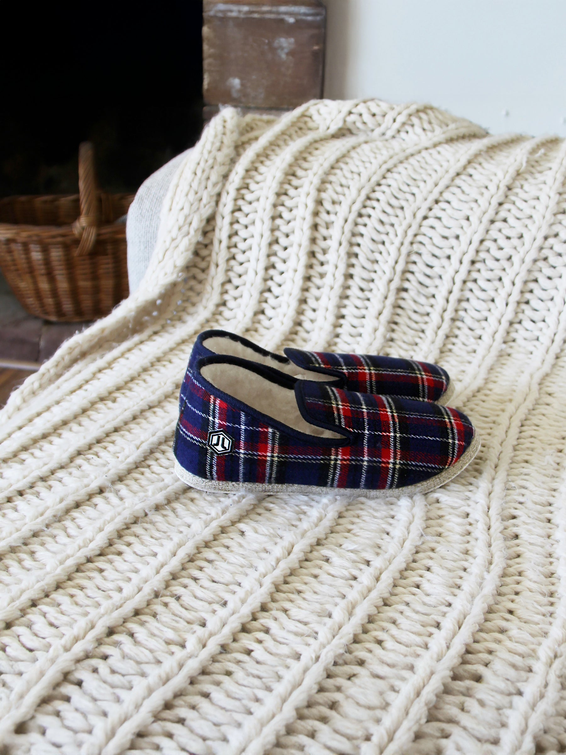 vue posée charentaises ecossais bleu jules jenn