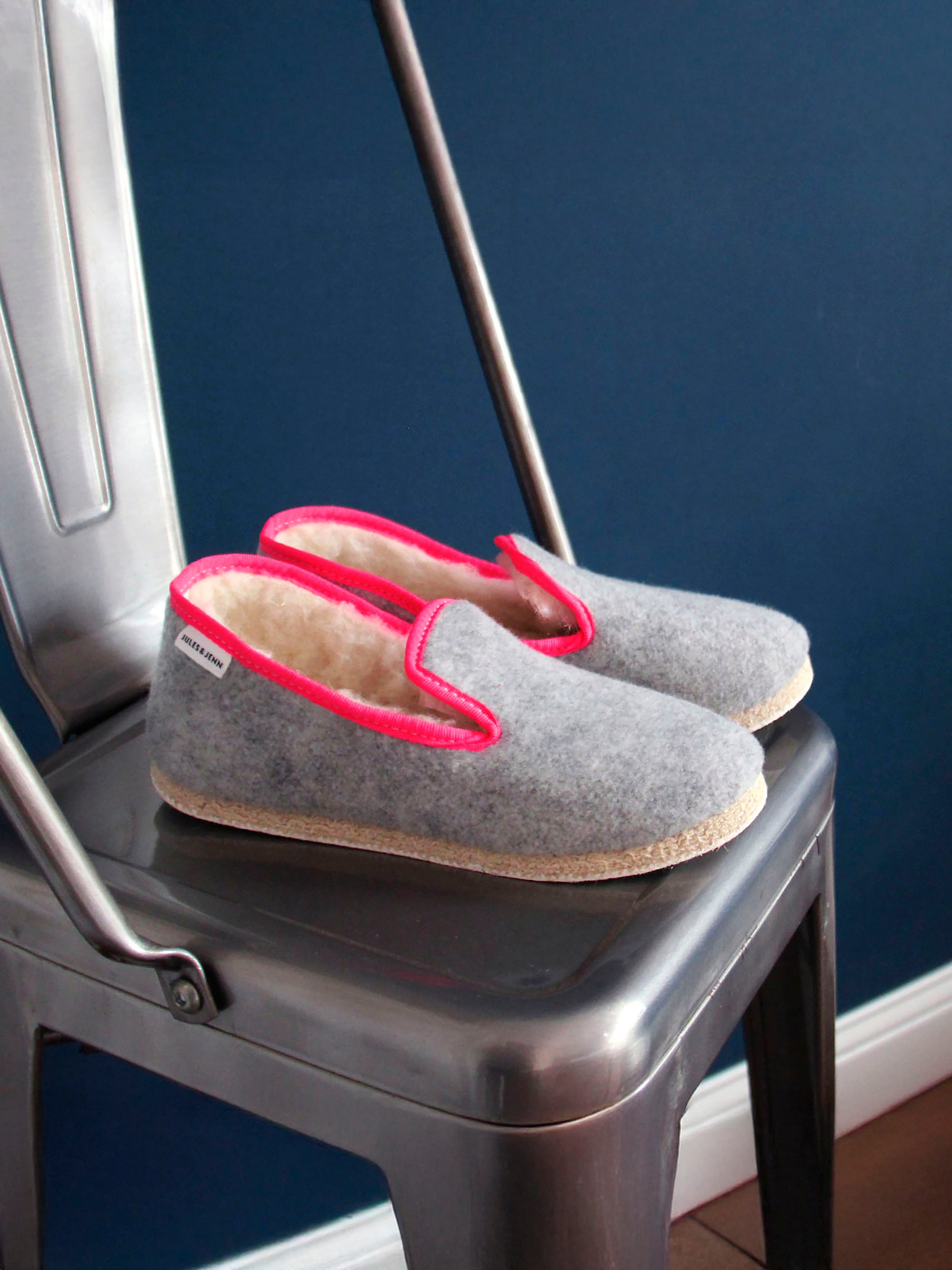 vue posée charentaises gris rose jules jenn