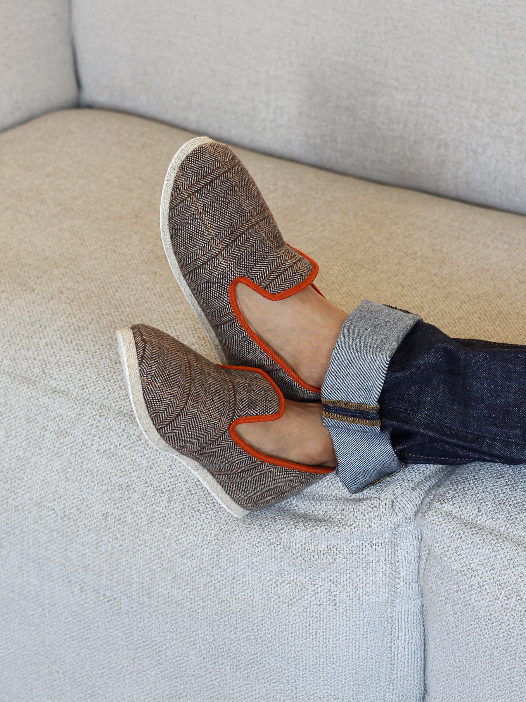 vue portée charentaises marron orange jules jenn