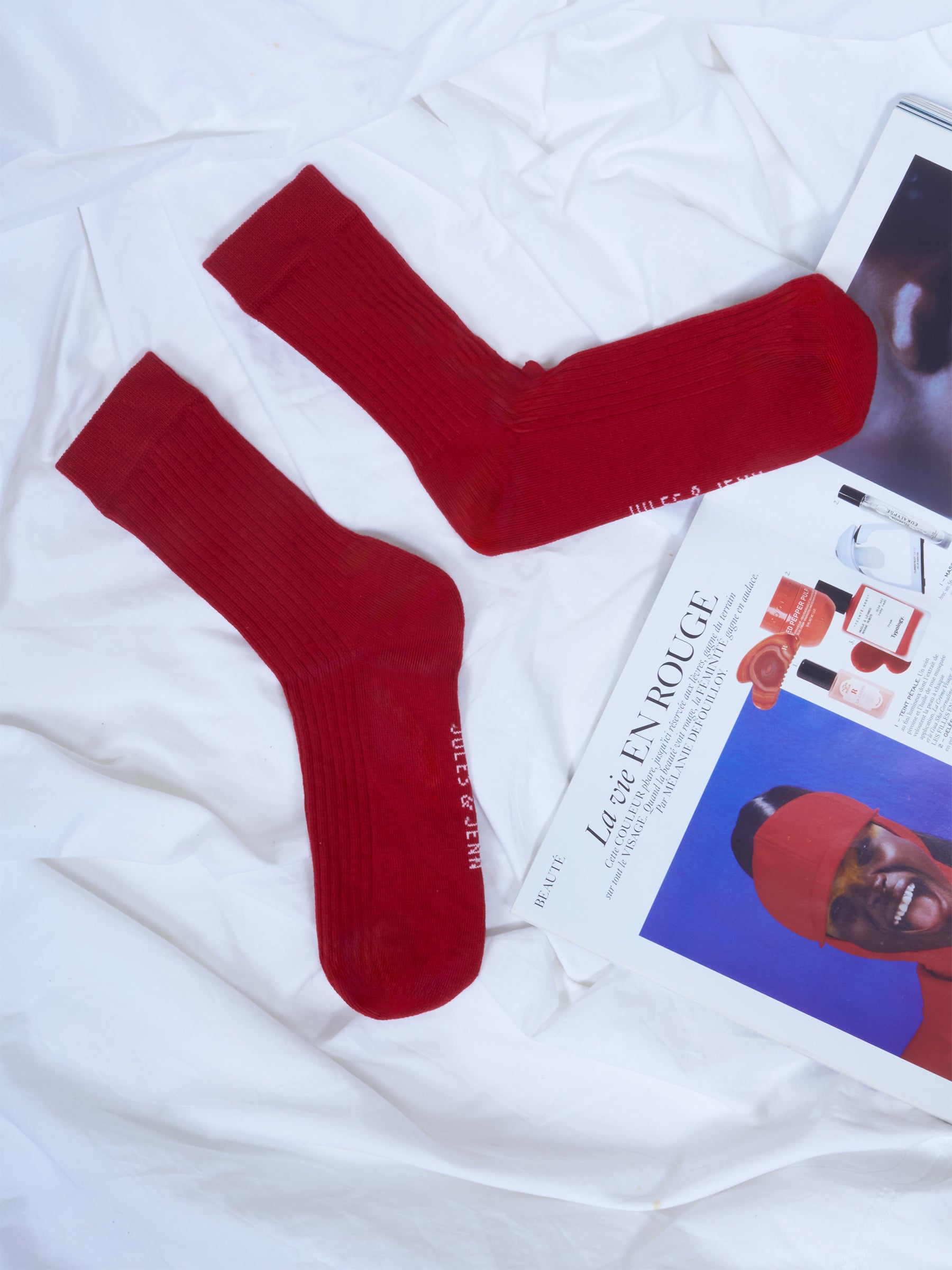 vue posée chaussettes cotelées rouge jules jenn