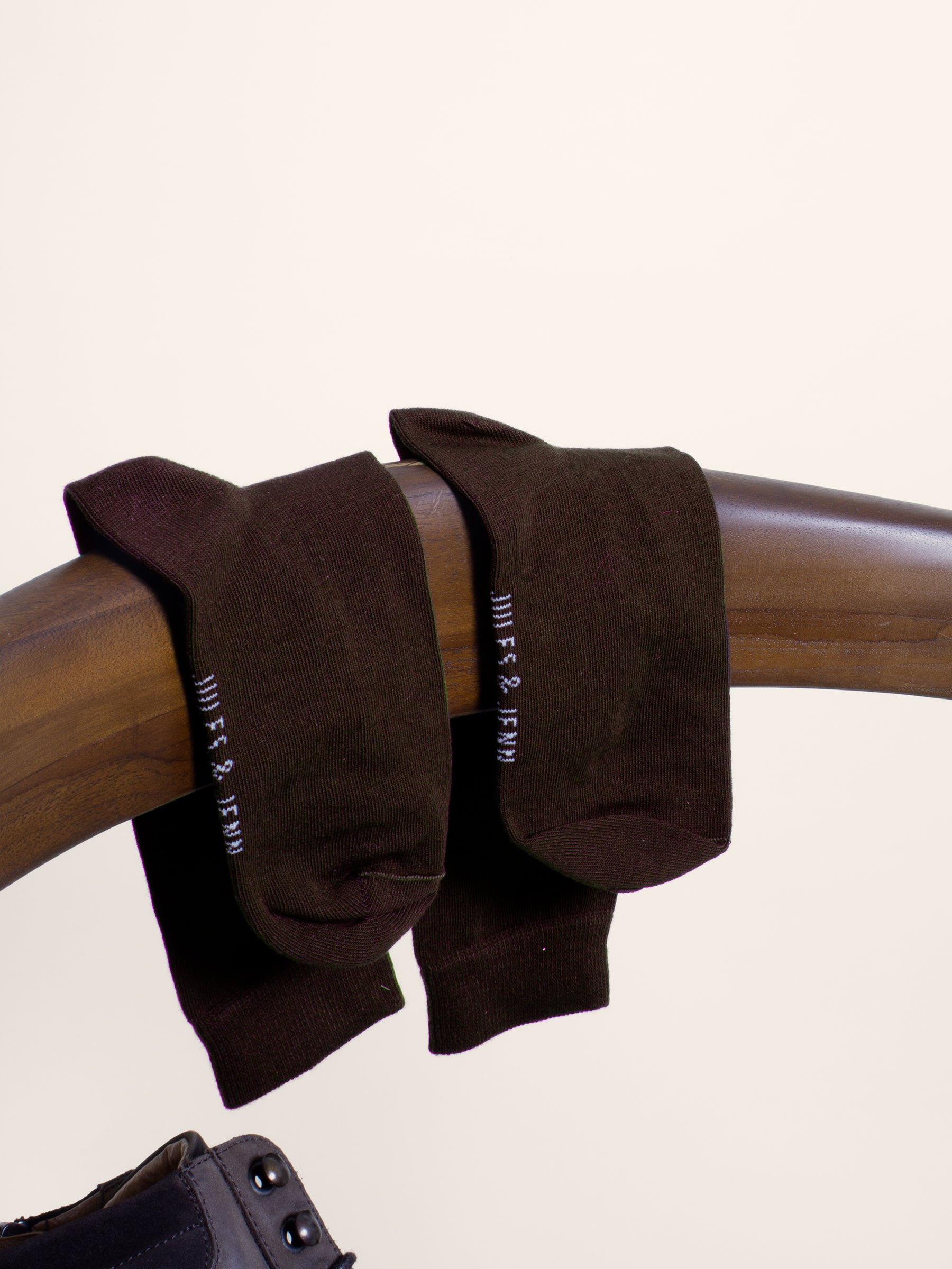 vue posée chaussettes fil d'écosse marron jules jenn