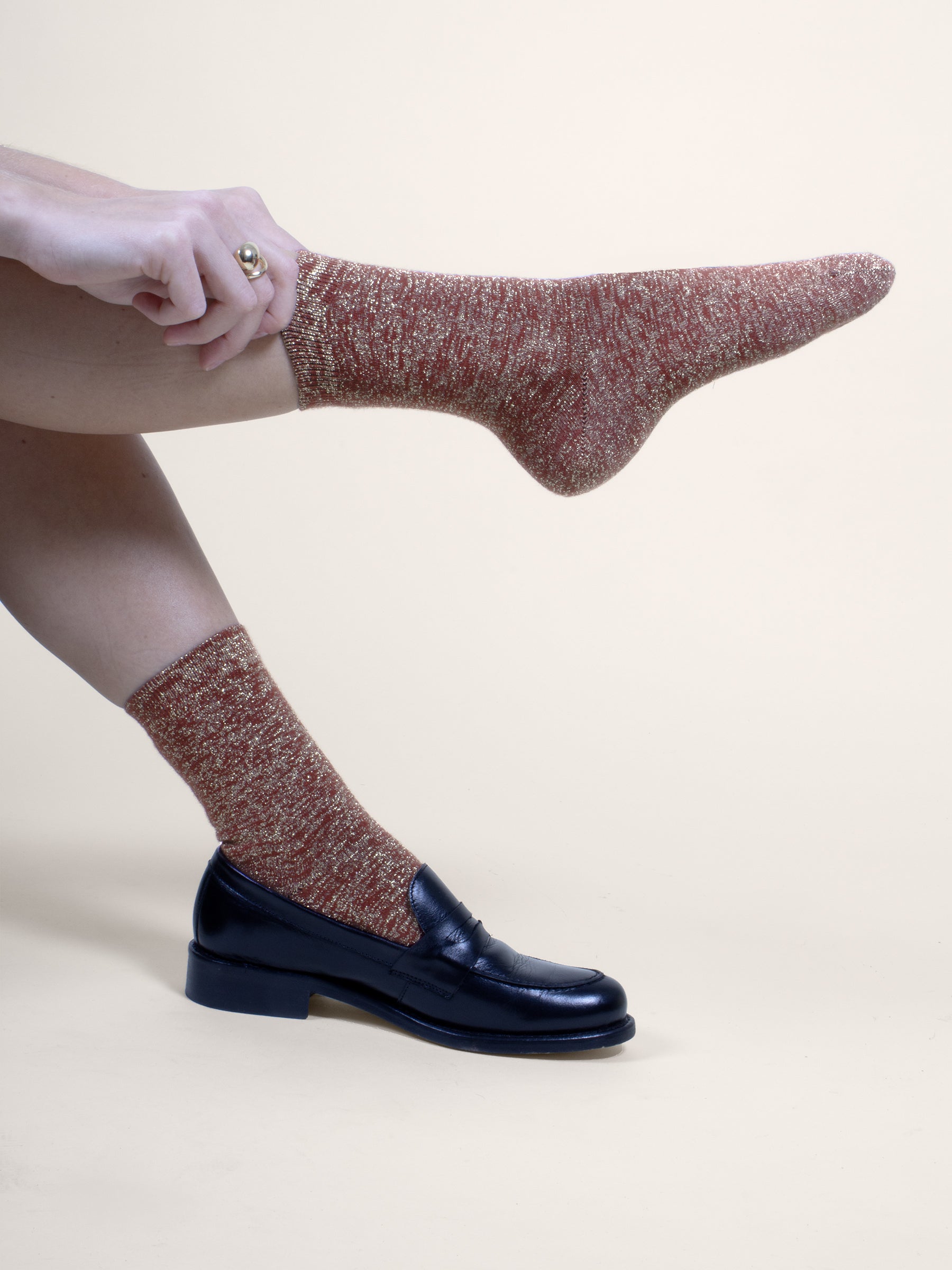 vue portée chaussettes lurex bordeaux et doré jules jenn