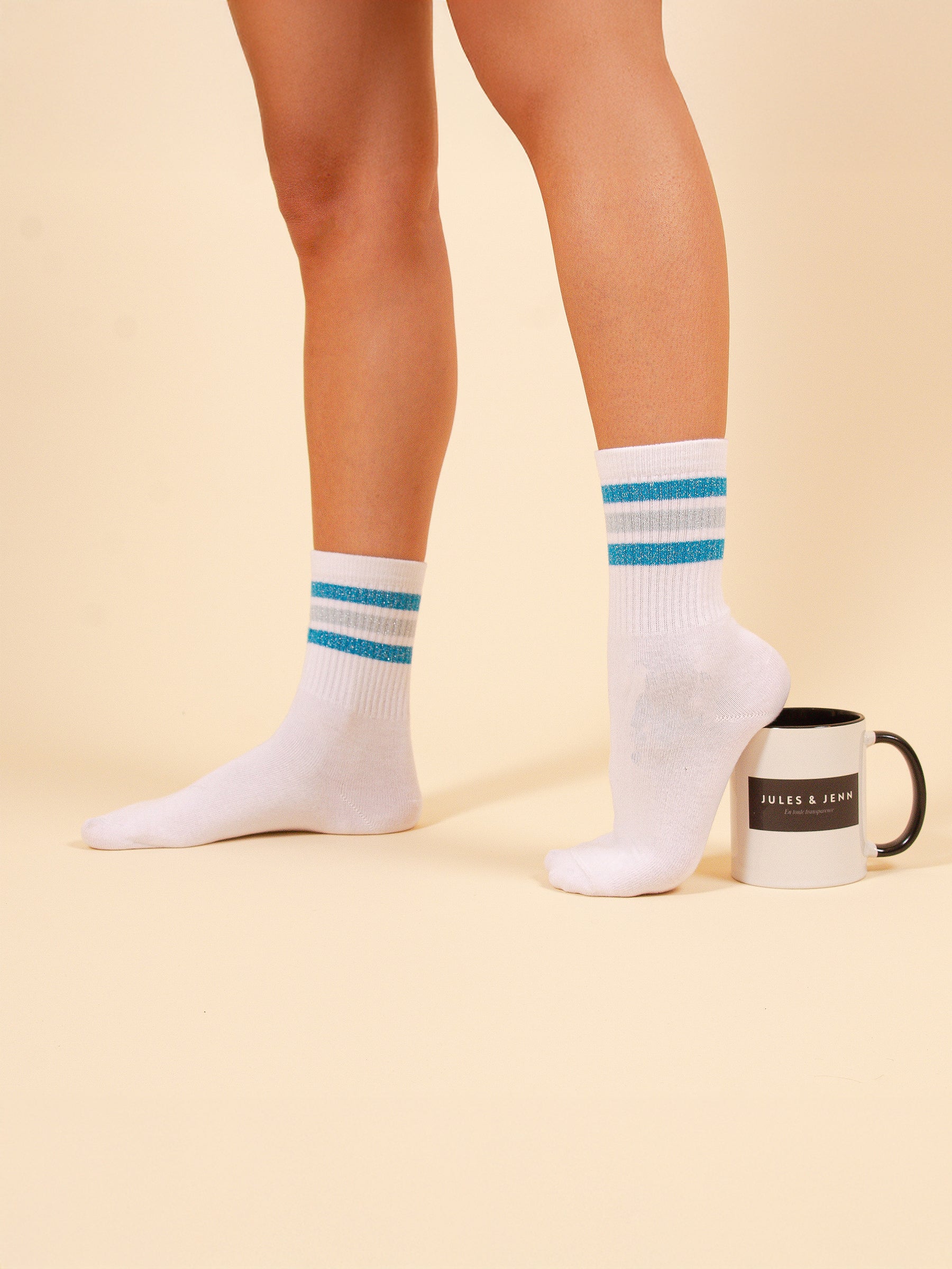 vue portée chaussettes sport blanc bleu jules & jenn