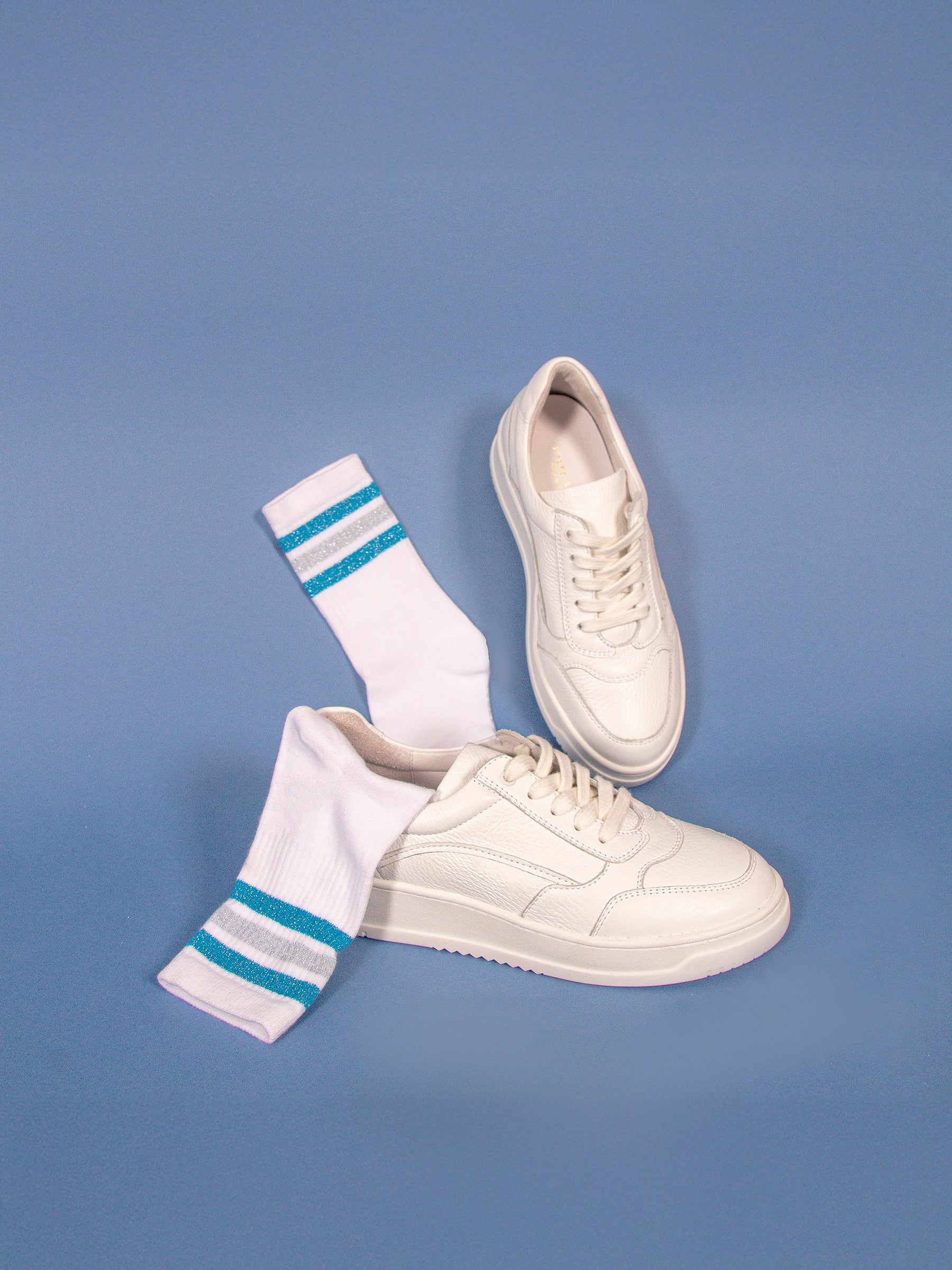 vue posée chaussettes sport blanc bleu jules & jenn