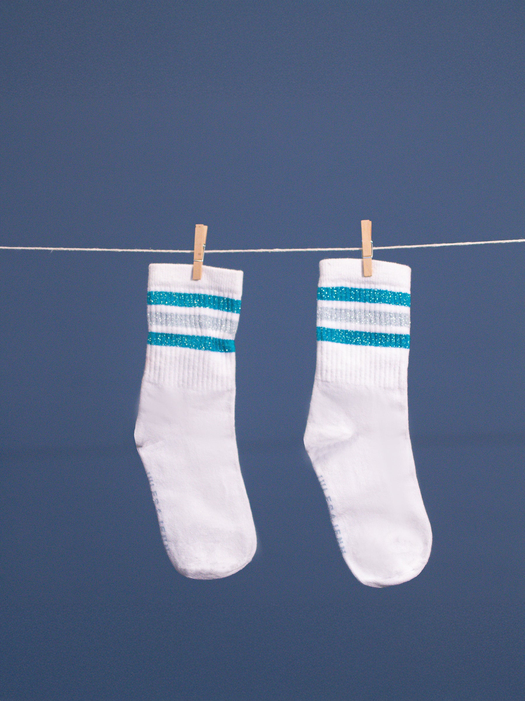 vue posée chaussettes sport blanc bleu jules & jenn