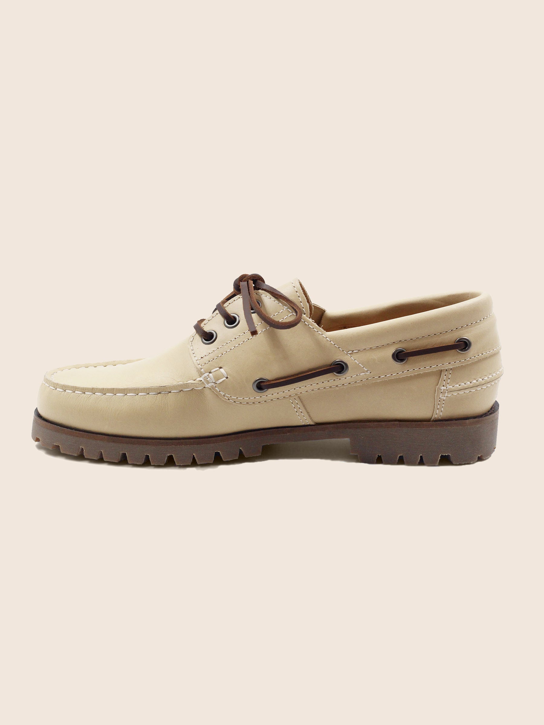 vue interieur chaussure bateau crampons cuir beige jules & jenn