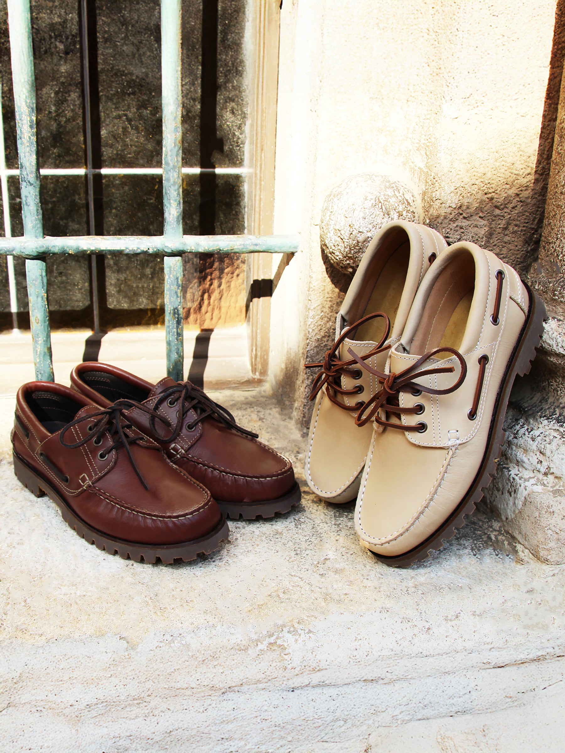 vue posée chaussures bateau crampons beige et marron JULES & JENN
