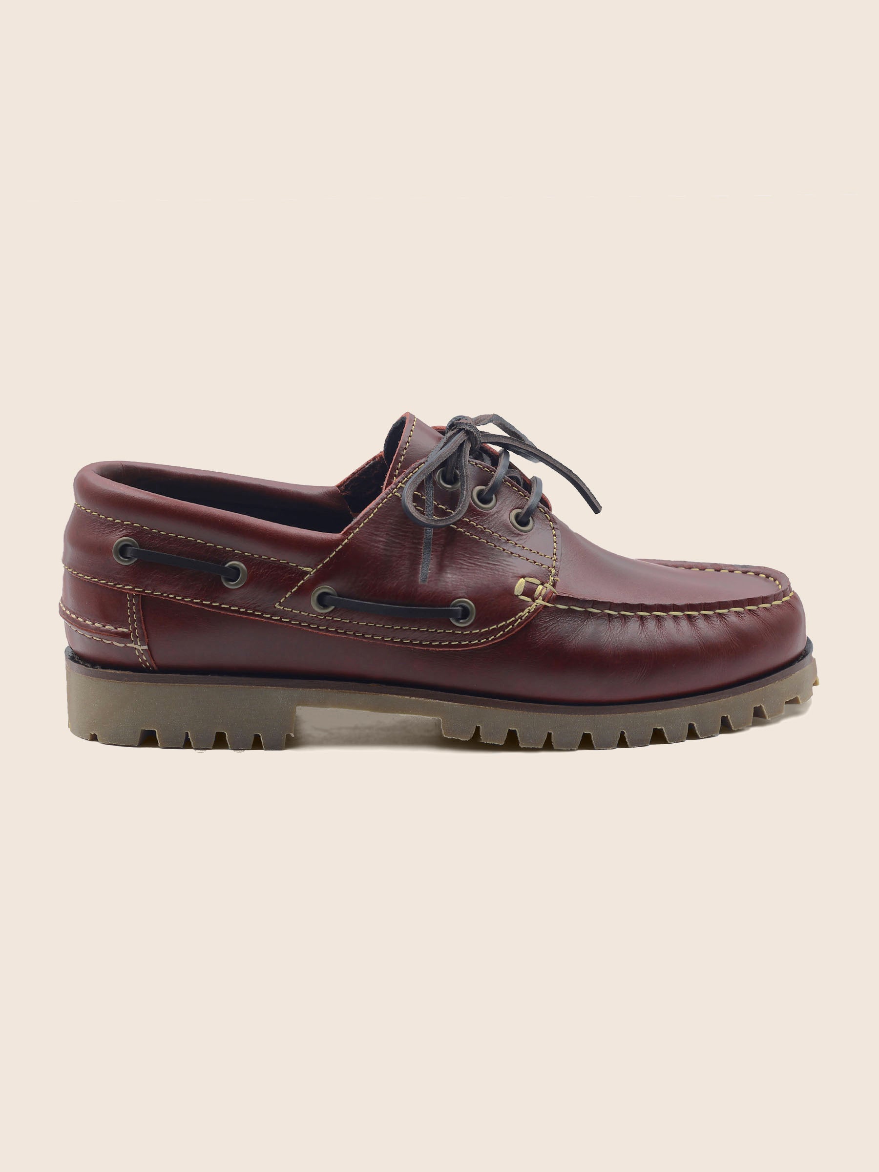 vue posée chaussure bateau crampons cuir bordeaux jules & jenn