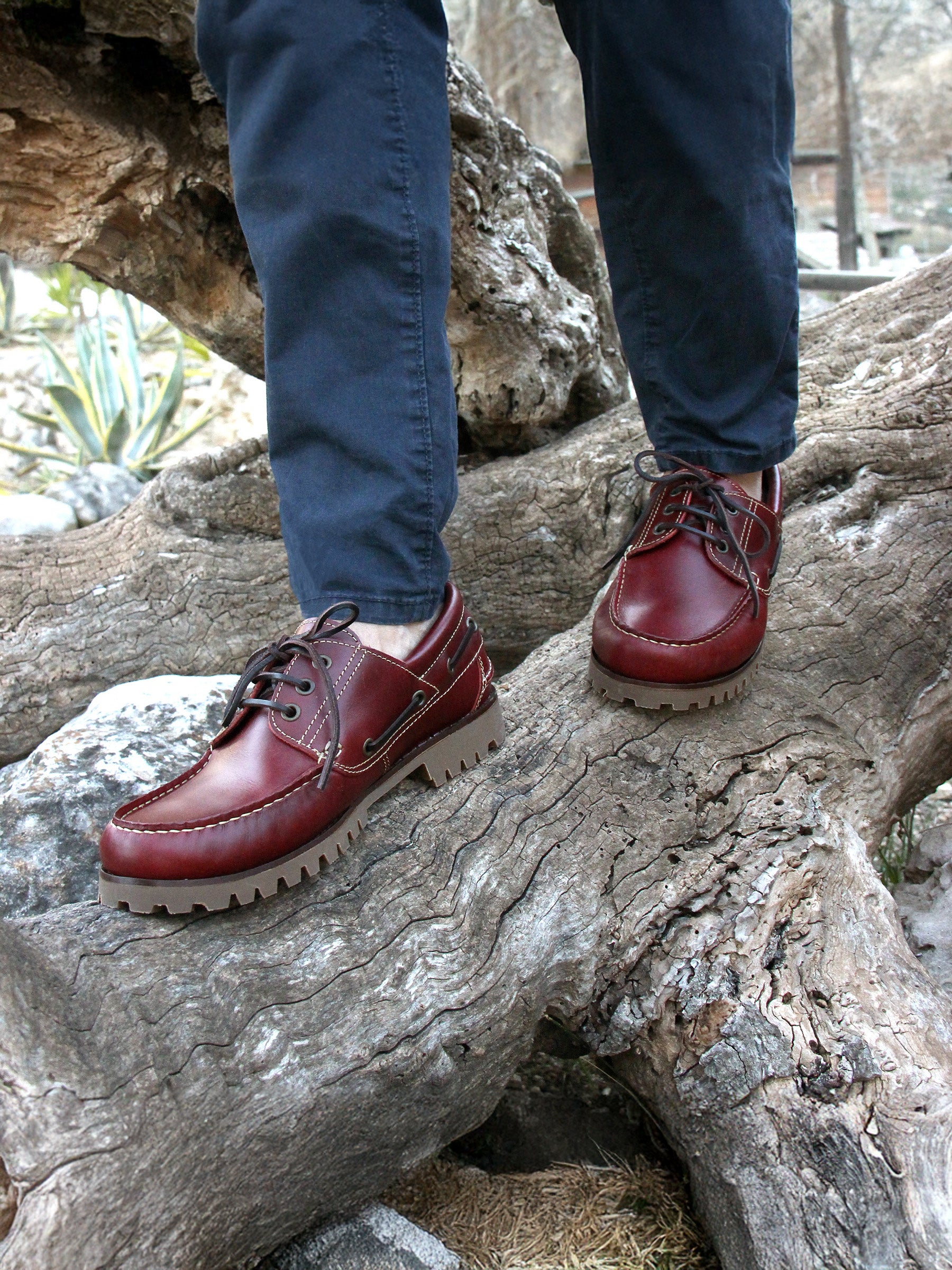 vue portée chaussures bateau crampons cuir bordeaux jules & jenn