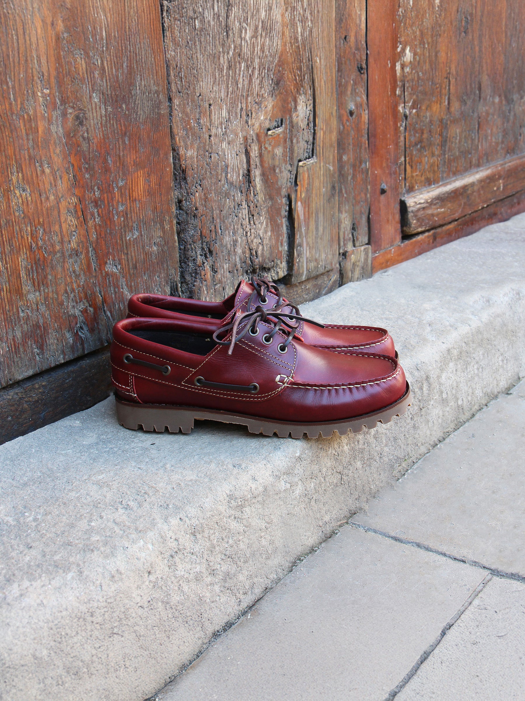 vue posée chaussures bateau crampons cuir bordeaux jules & jenn