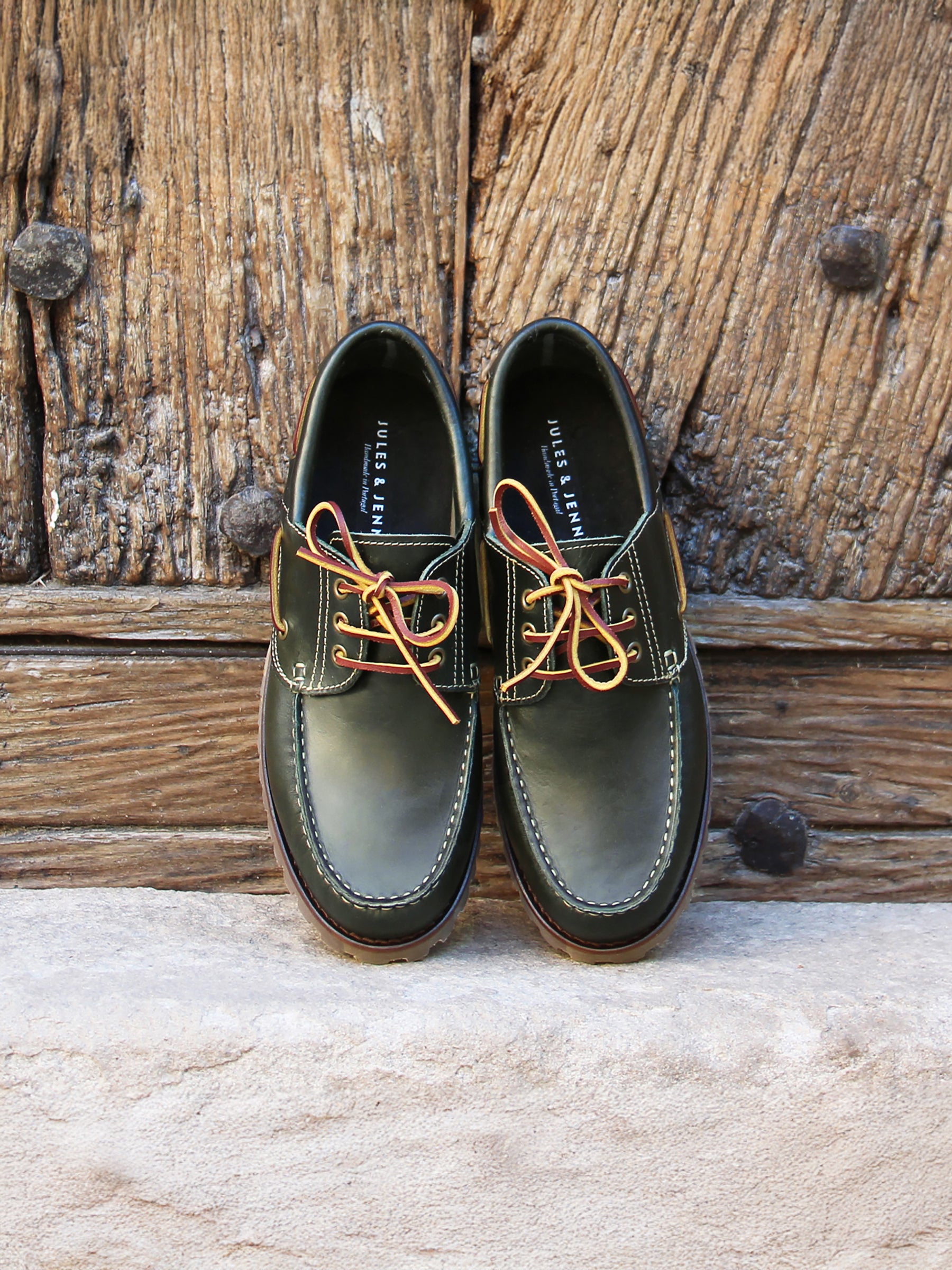 vue posée chaussure bateau crampon cuir vert jules jenn