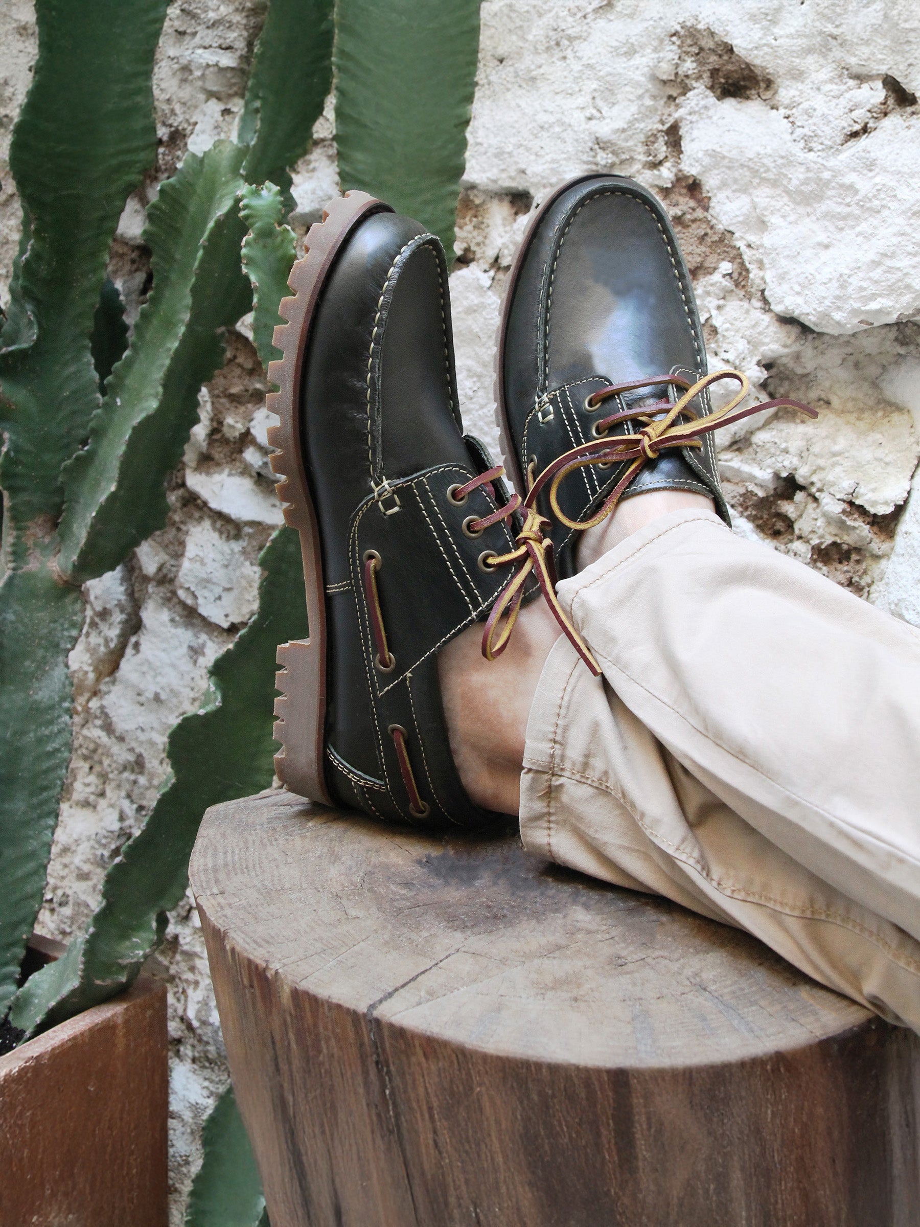 vue portée chaussure bateau crampon cuir vert jules jenn