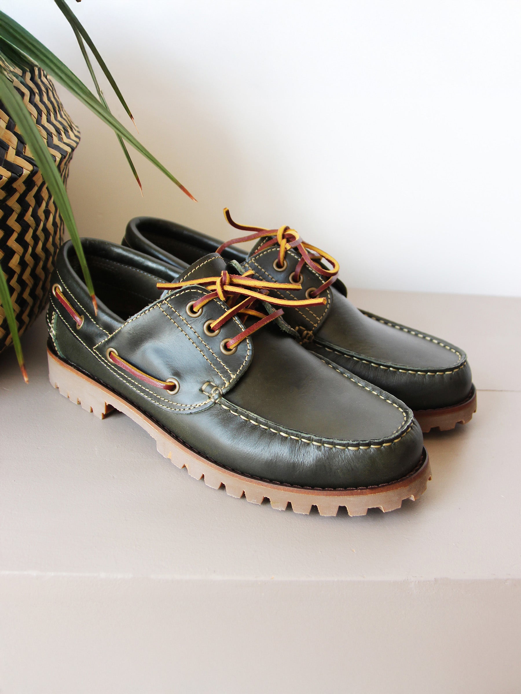 vue posée 2 chaussure bateau crampon cuir vert jules jenn