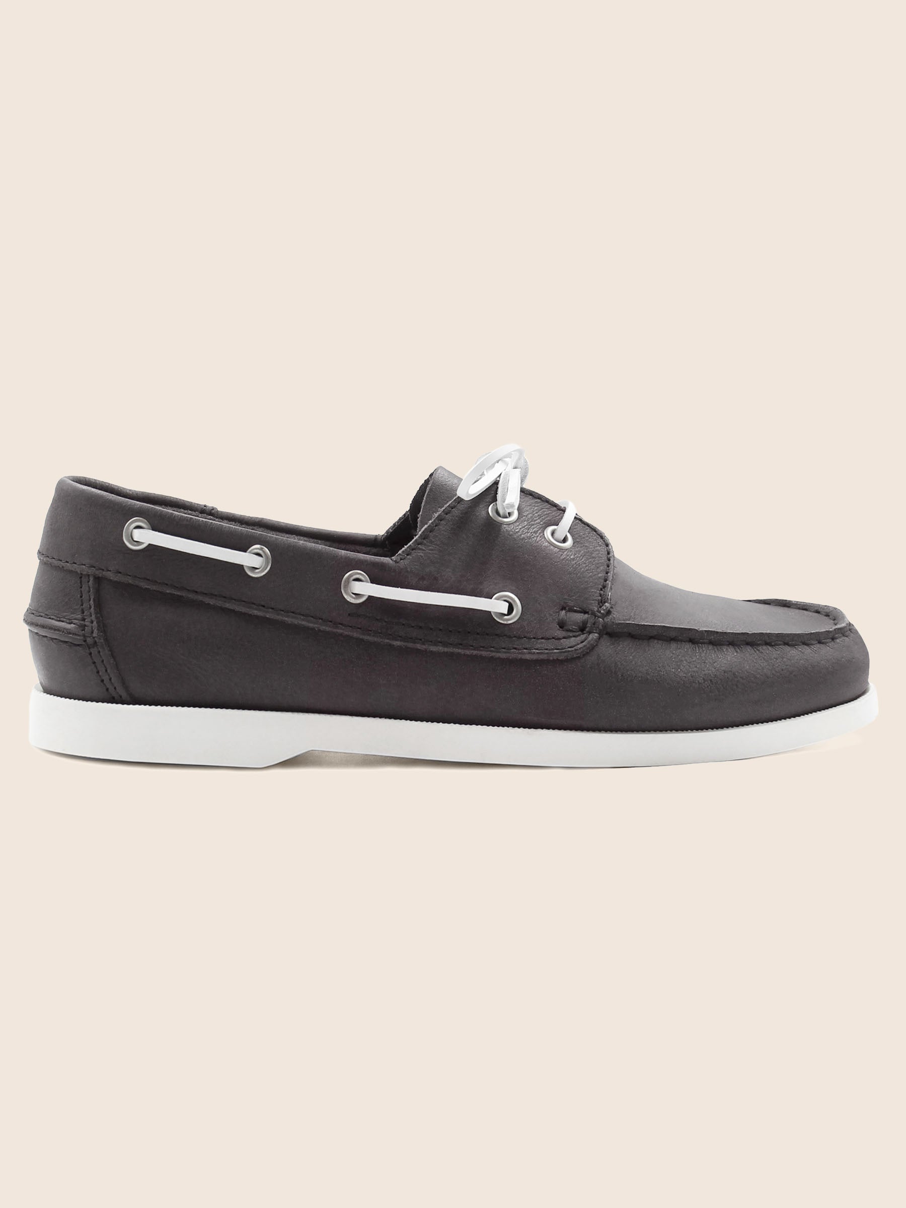 vue posée chaussures bateau cuir noir jules jenn