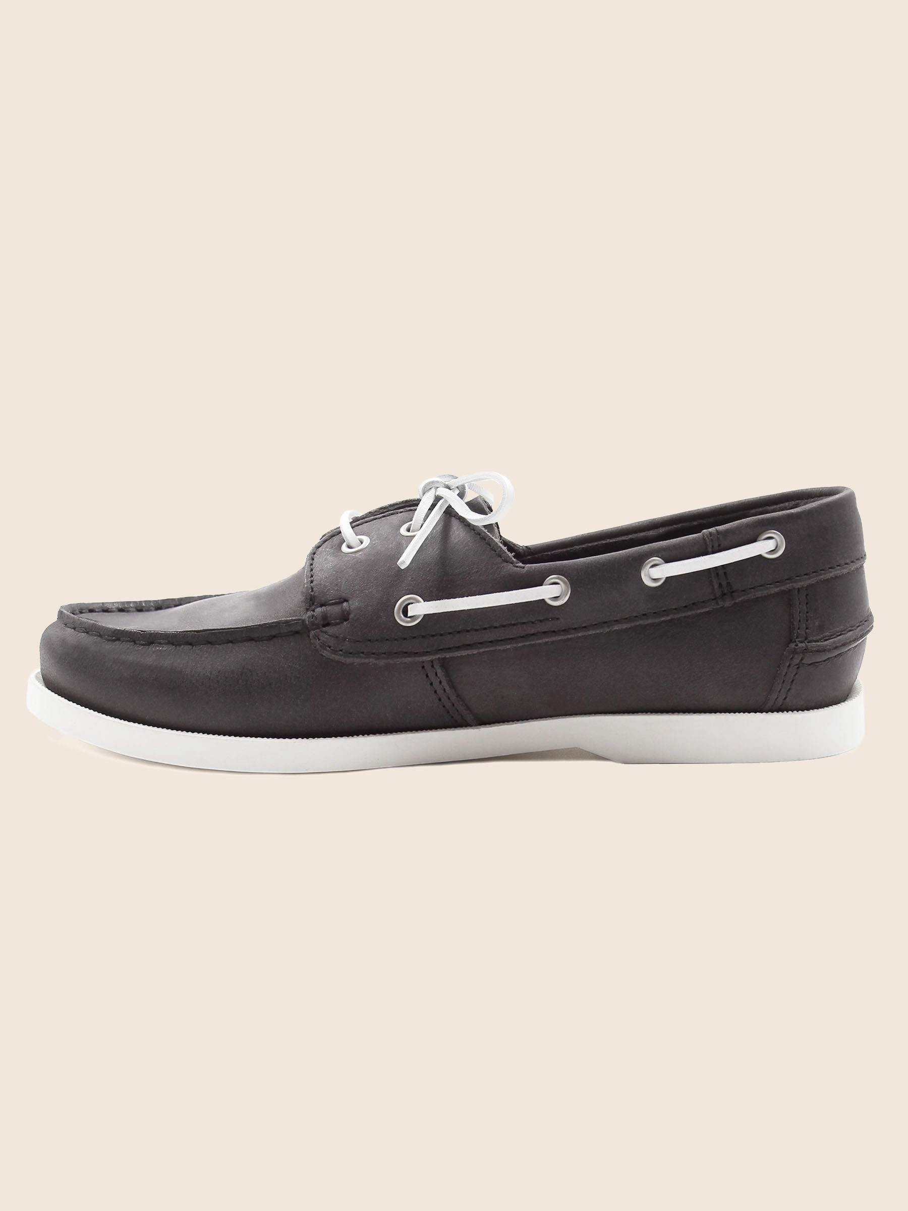 vue interieur chaussures bateau cuir noir jules jenn
