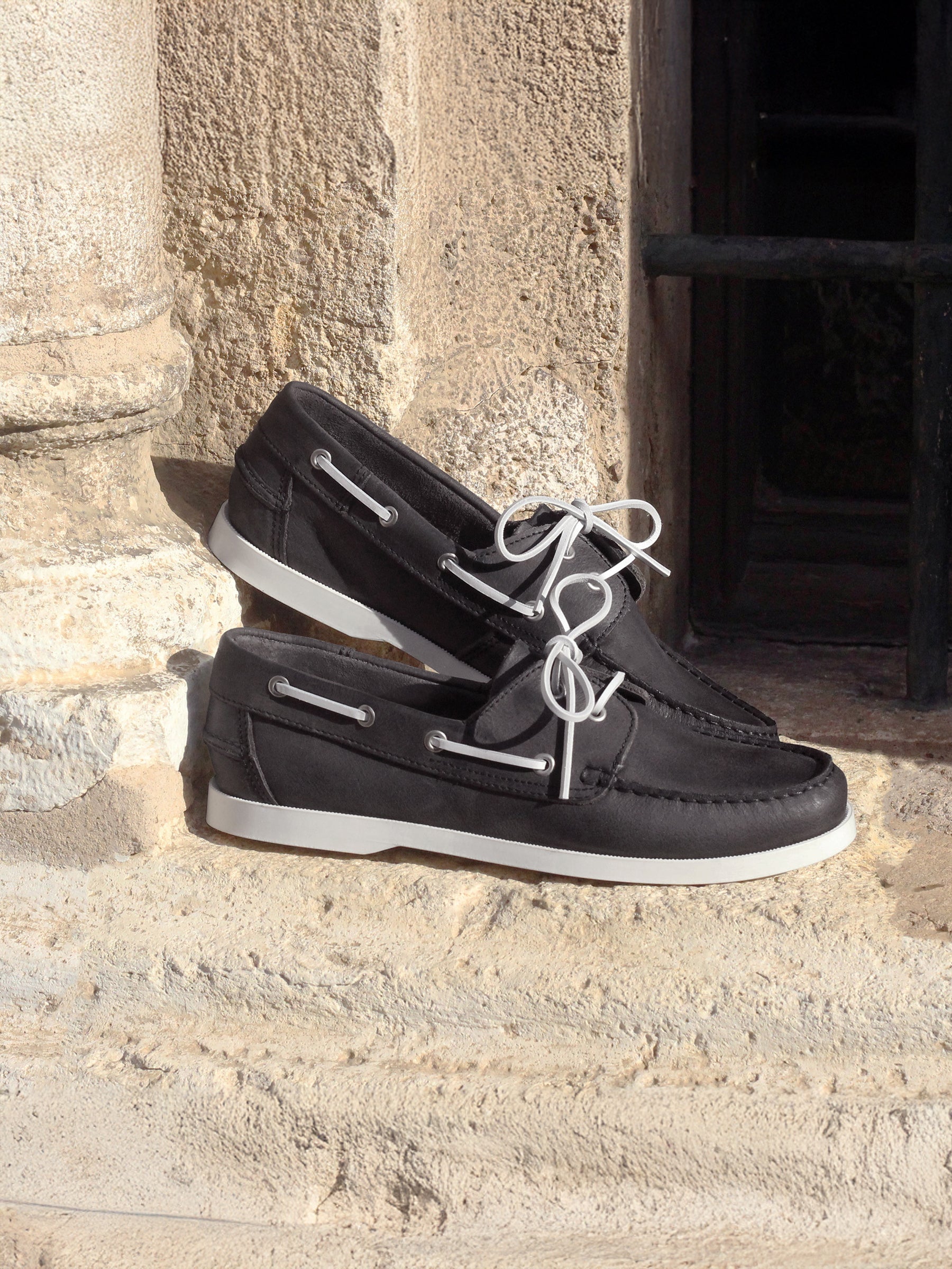 vue posée chaussures bateau cuir noir jules jenn