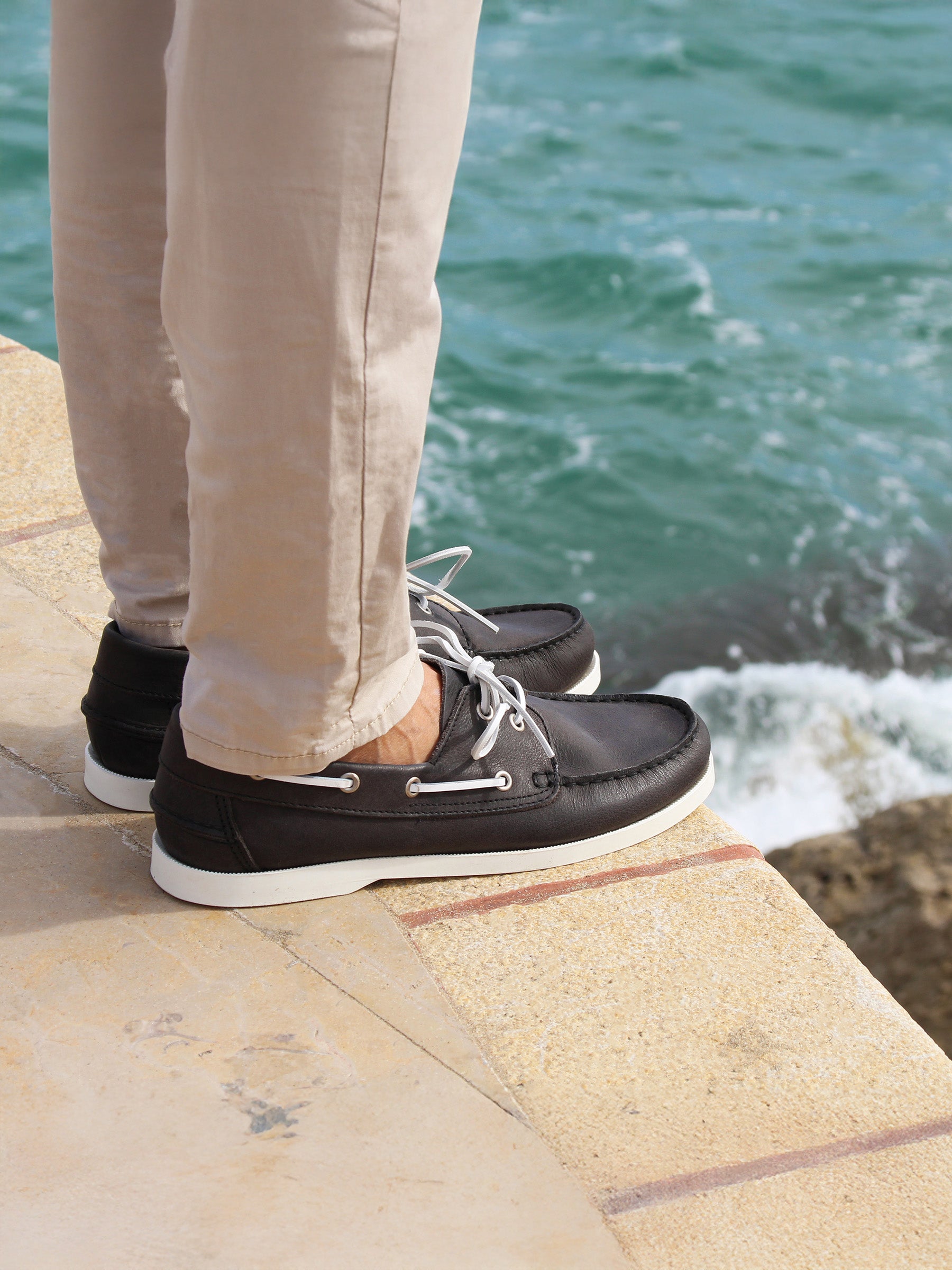 vue portée chaussures bateau cuir noir jules jenn