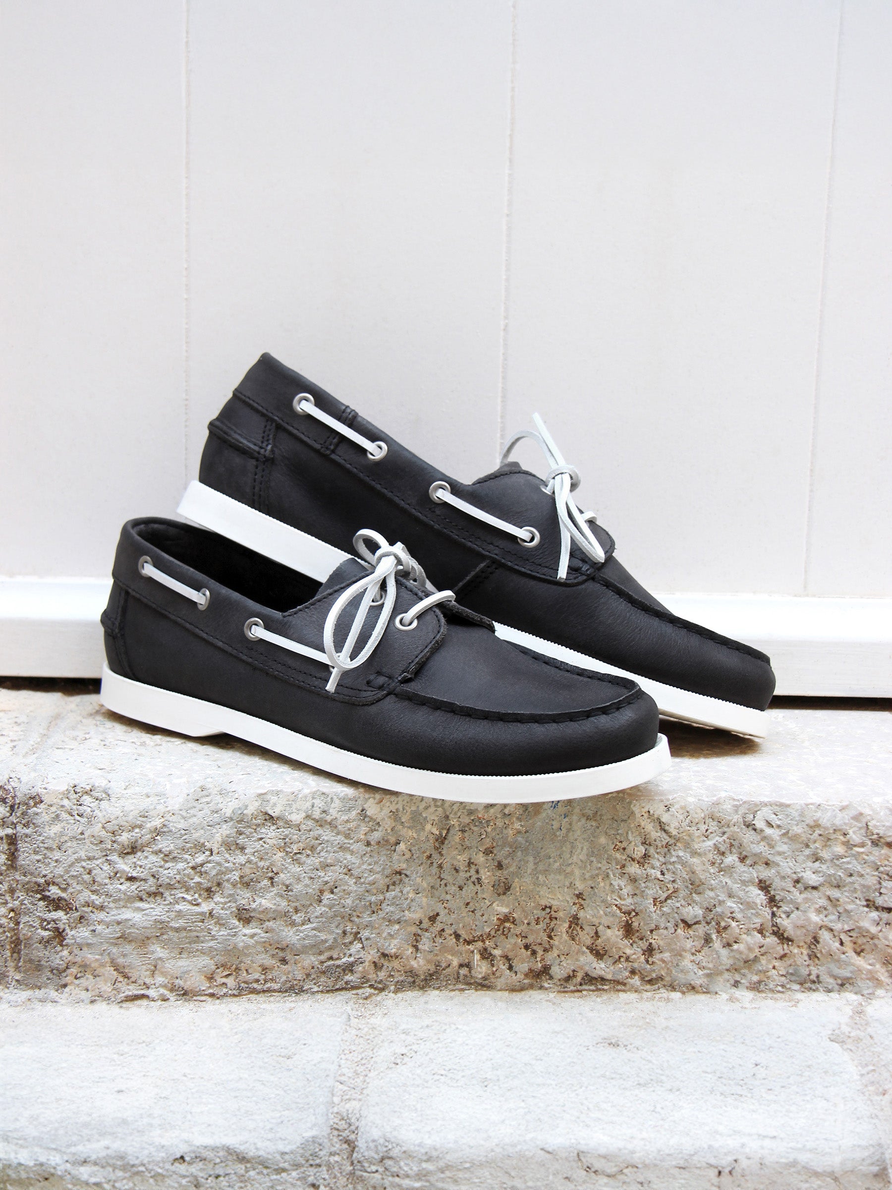vue posée chaussures bateau cuir noir jules jenn