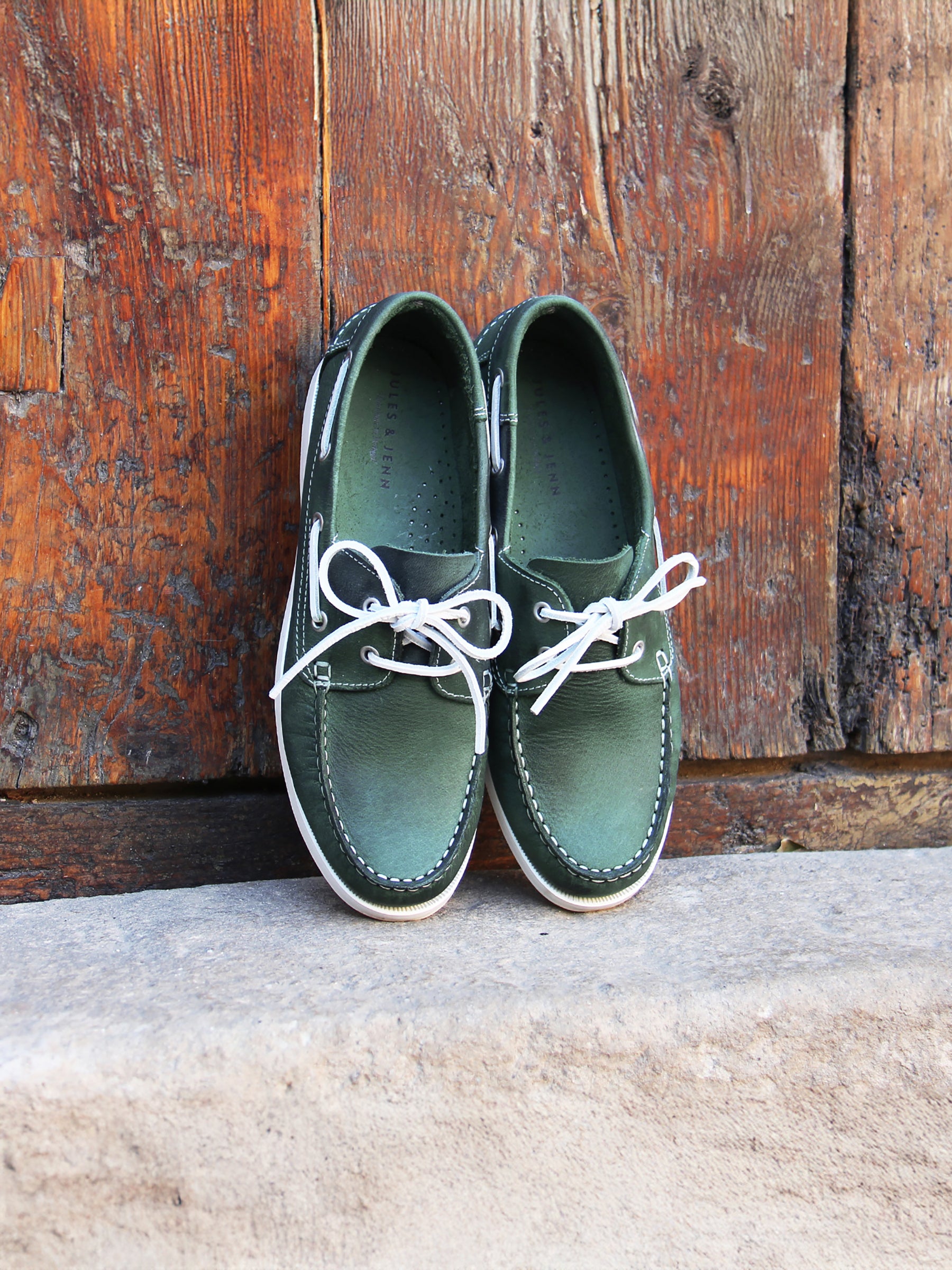 vue posée chaussures bateau cuir vert jules jenn