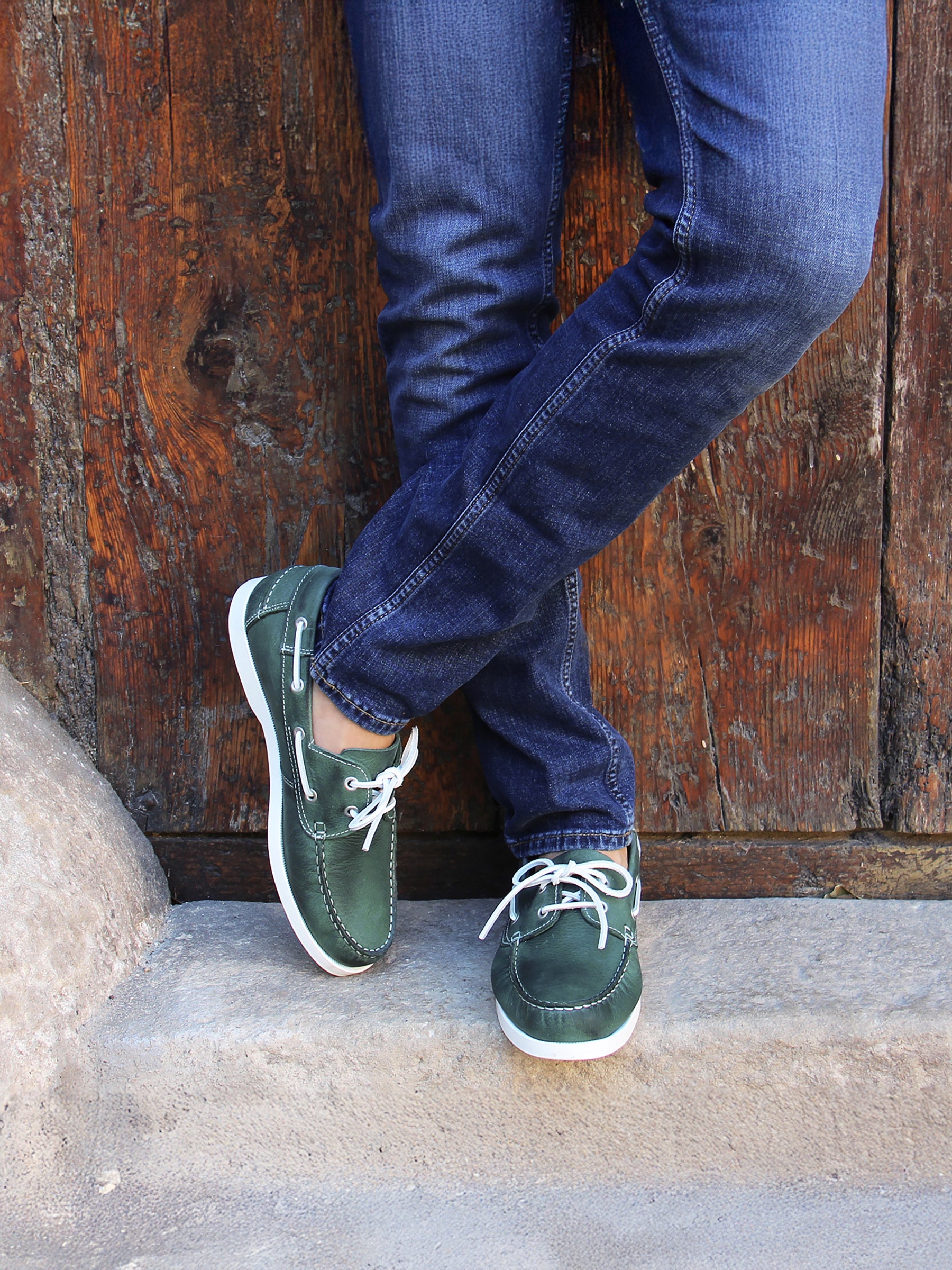 vue portée chaussures bateau cuir vert jules jenn