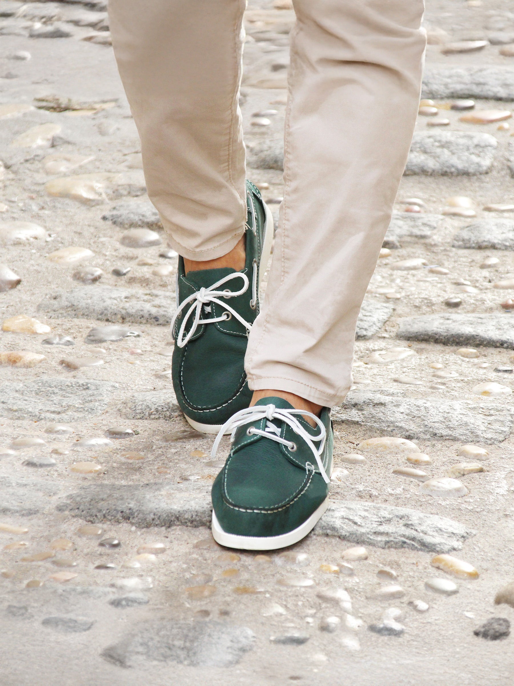 vue portée chaussures bateau cuir vert jules jenn