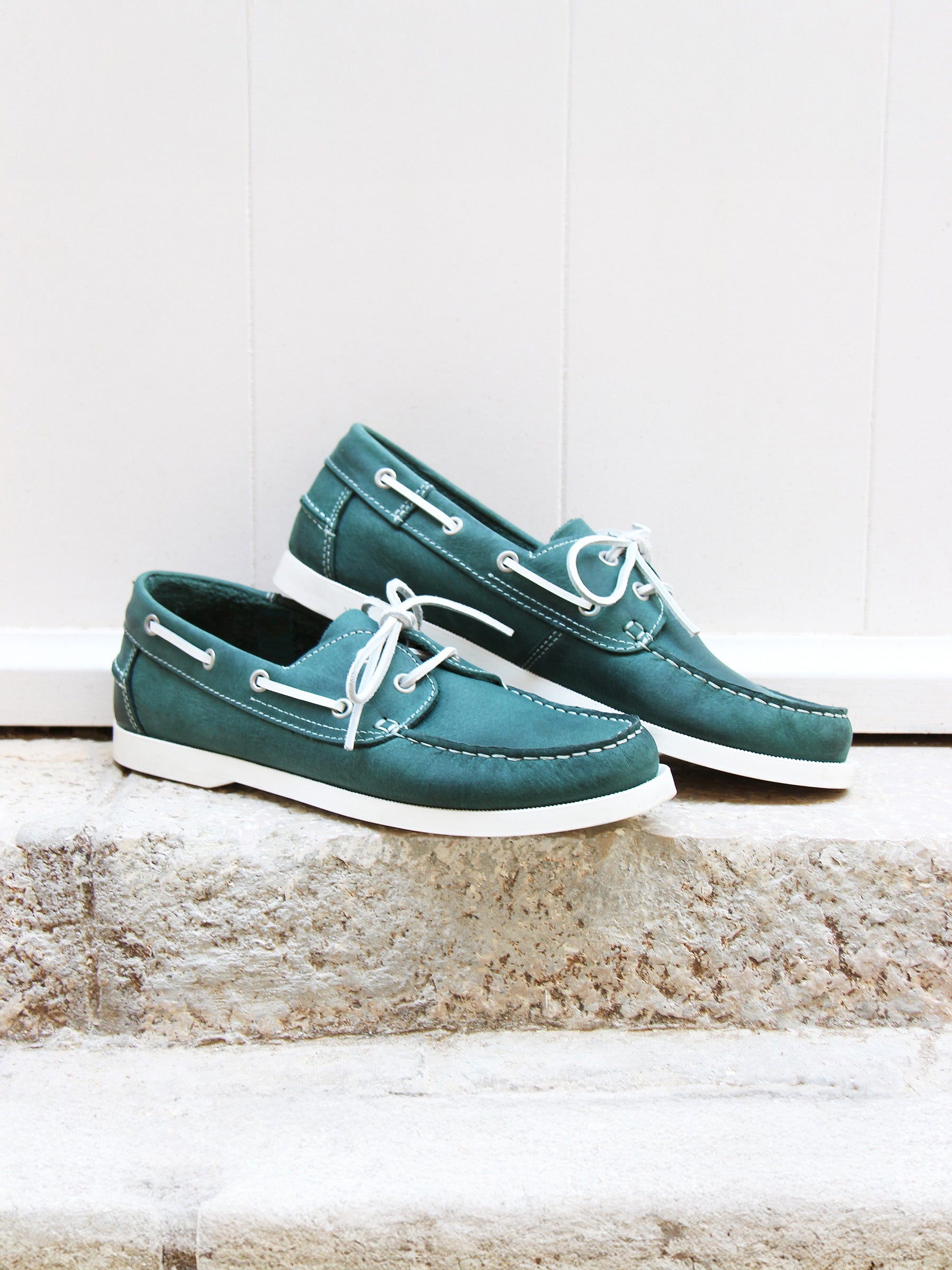 vue posée chaussures bateau cuir vert jules jenn