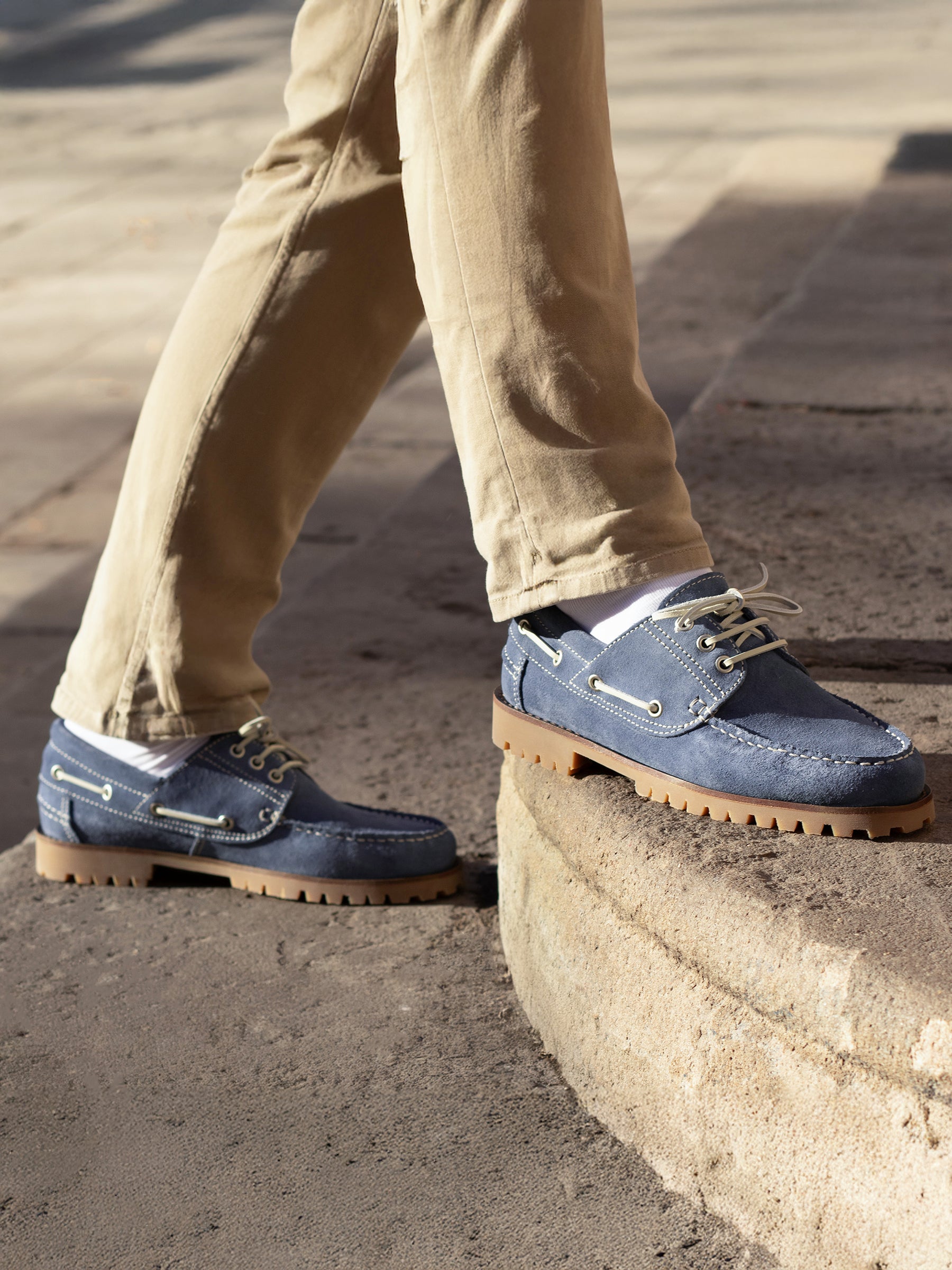 vue portée chaussures bateau semelles crantees cuir daim bleu jules jenn