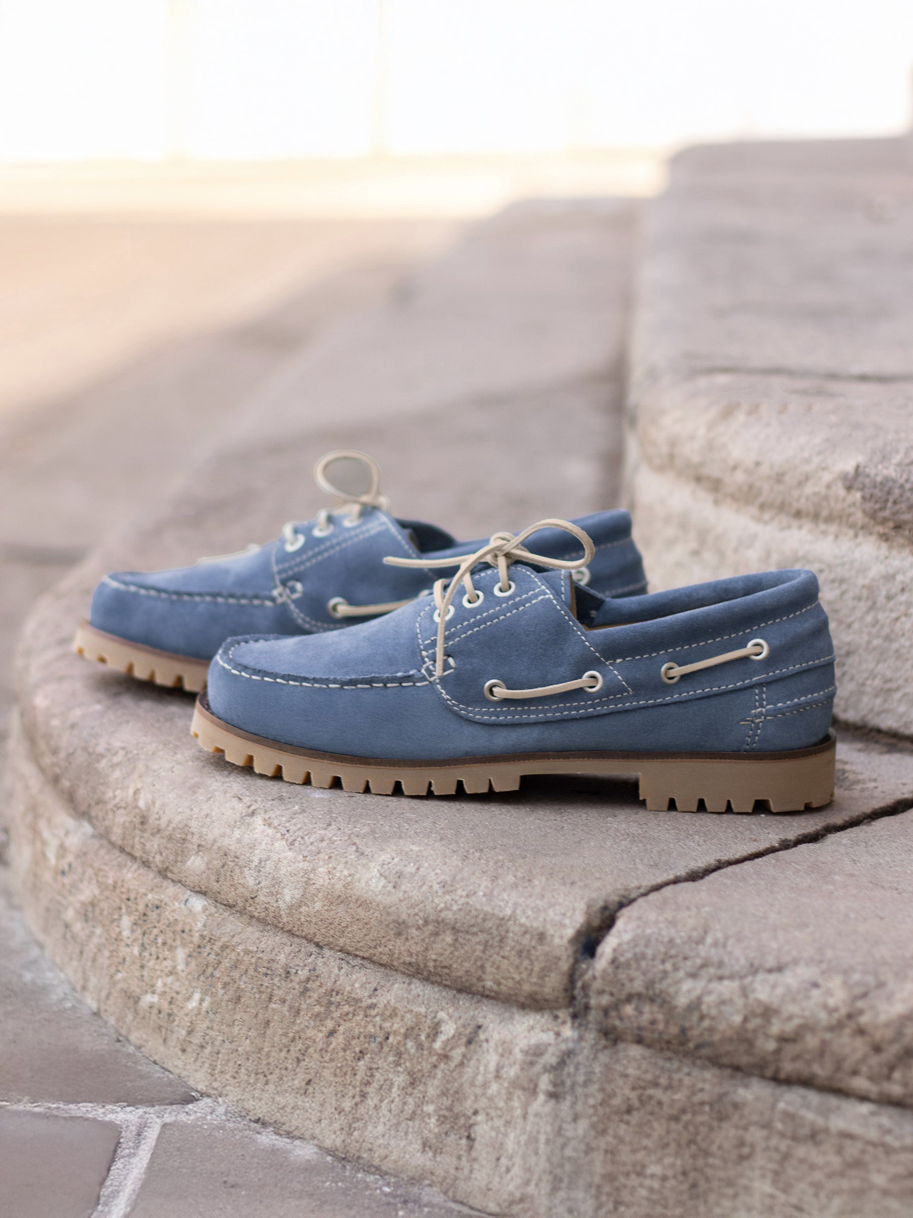 vue posée chaussures bateau semelles crantees cuir daim bleu jules jenn