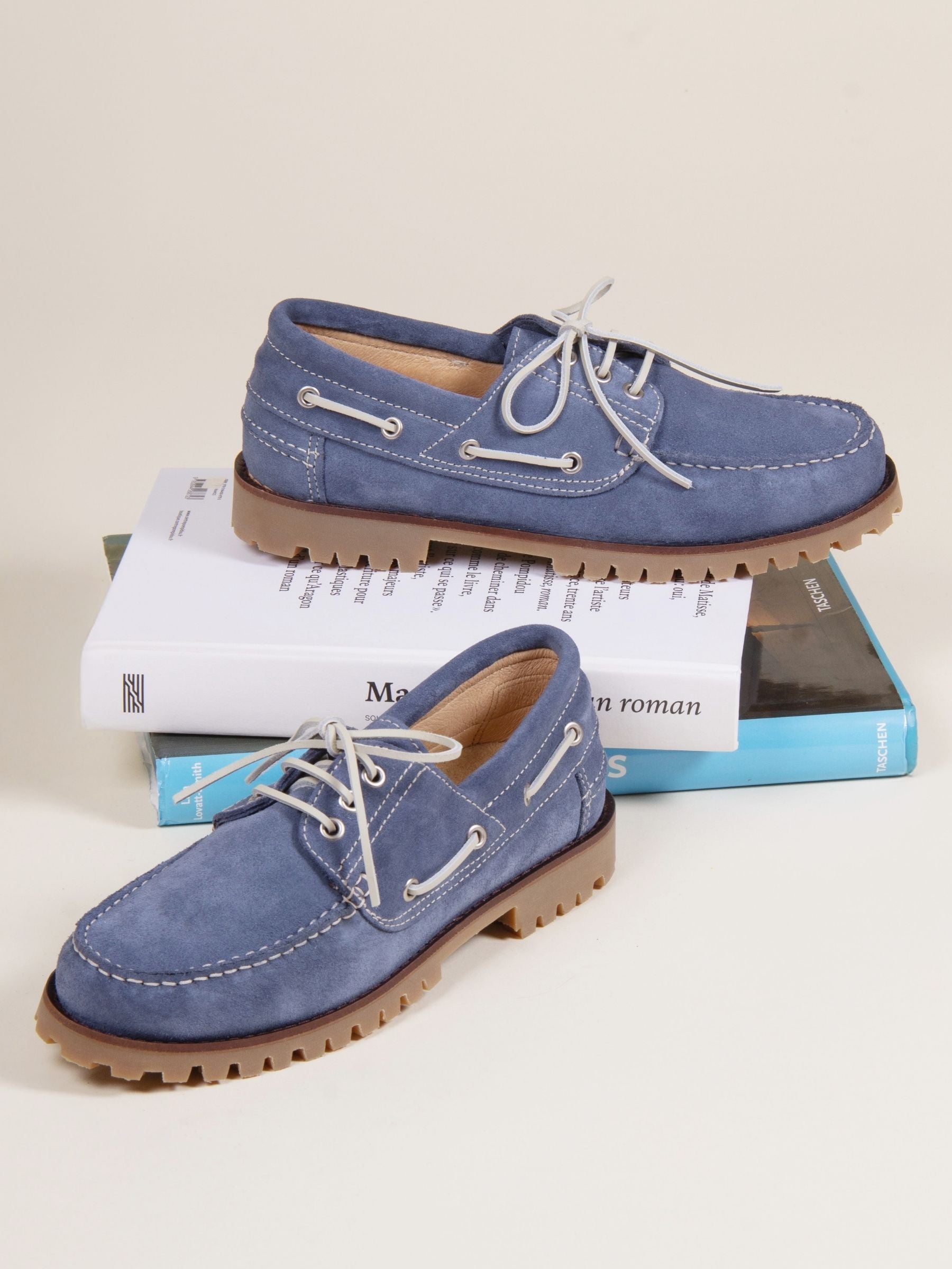 vue posée chaussures bateau semelles crantees cuir daim bleu jules jenn