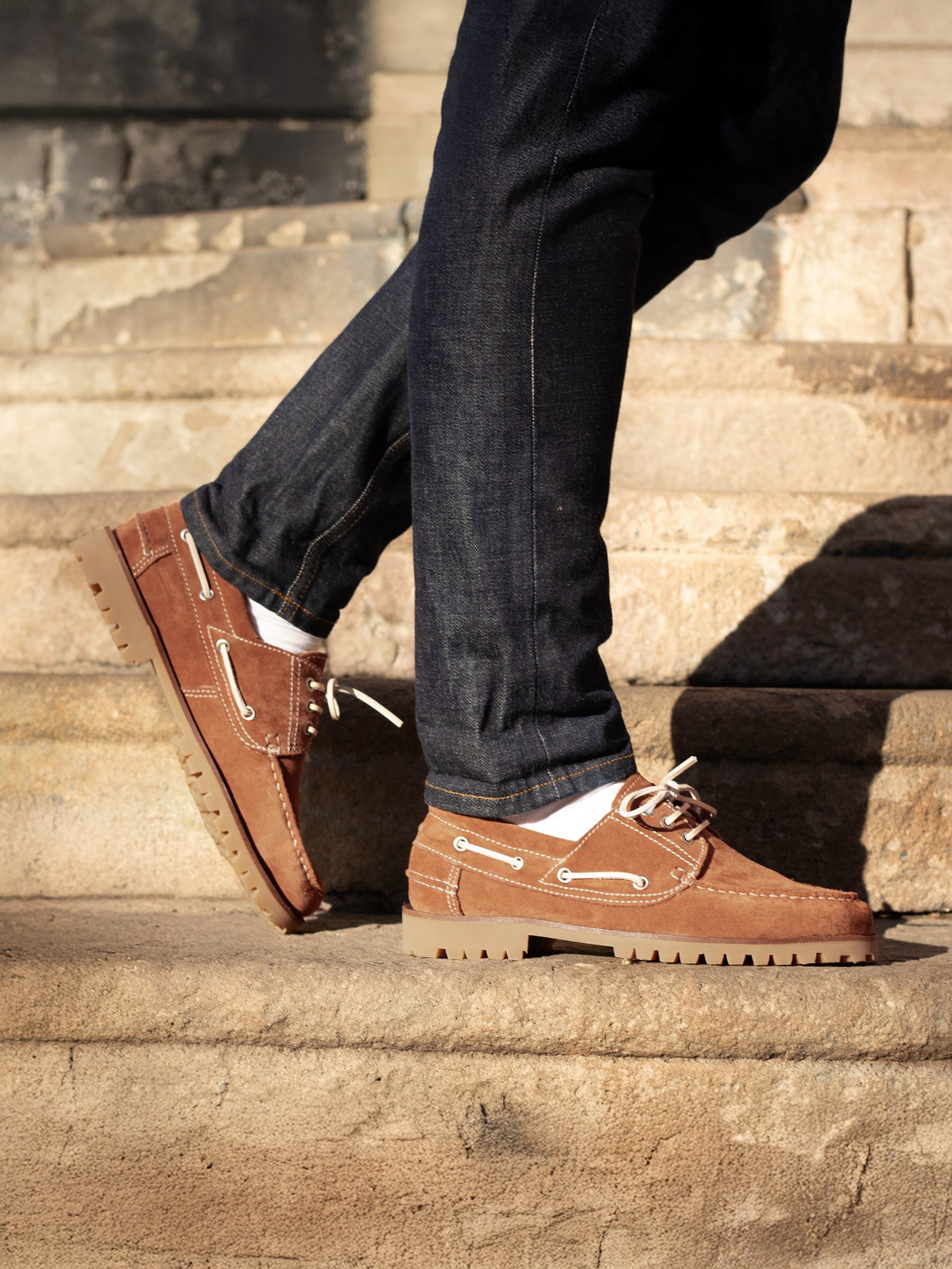 vue portée chaussures bateau semelles crantees cuir daim camel jules jenn