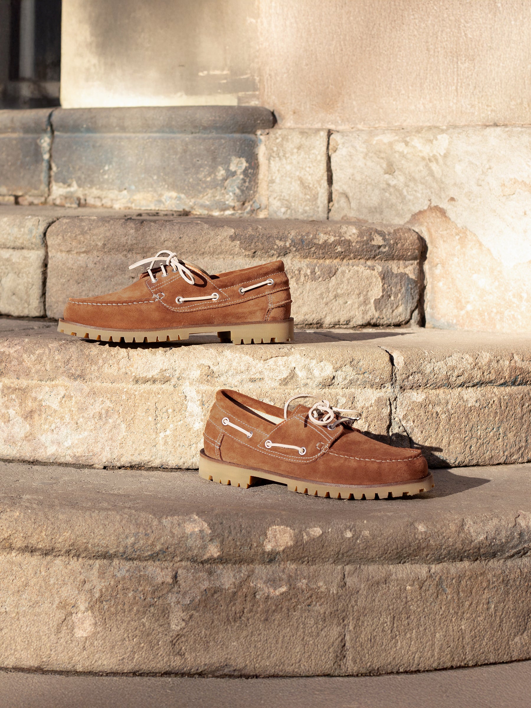 vue posée chaussures bateau semelles crantees cuir daim camel jules jenn