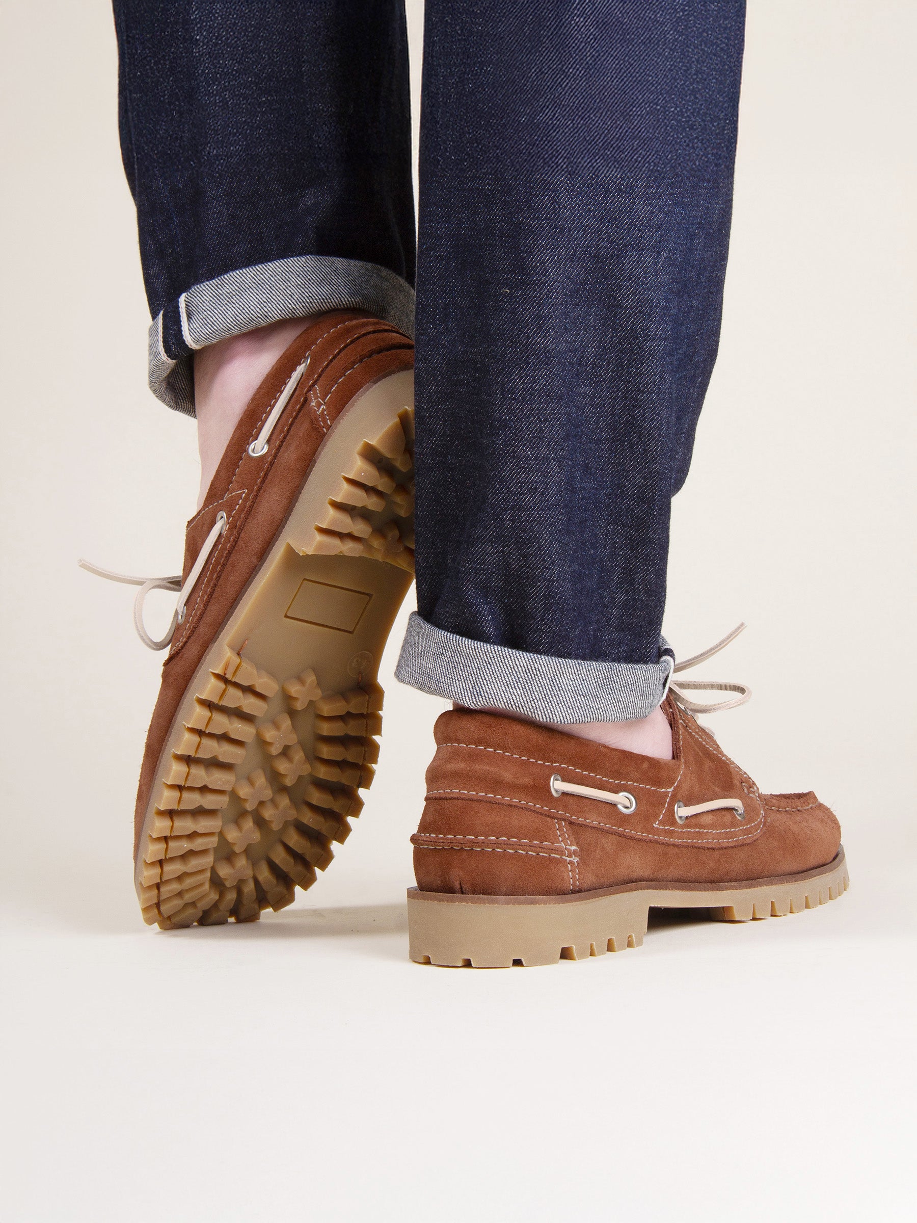 vue portée chaussures bateau semelles crantees cuir daim camel jules jenn