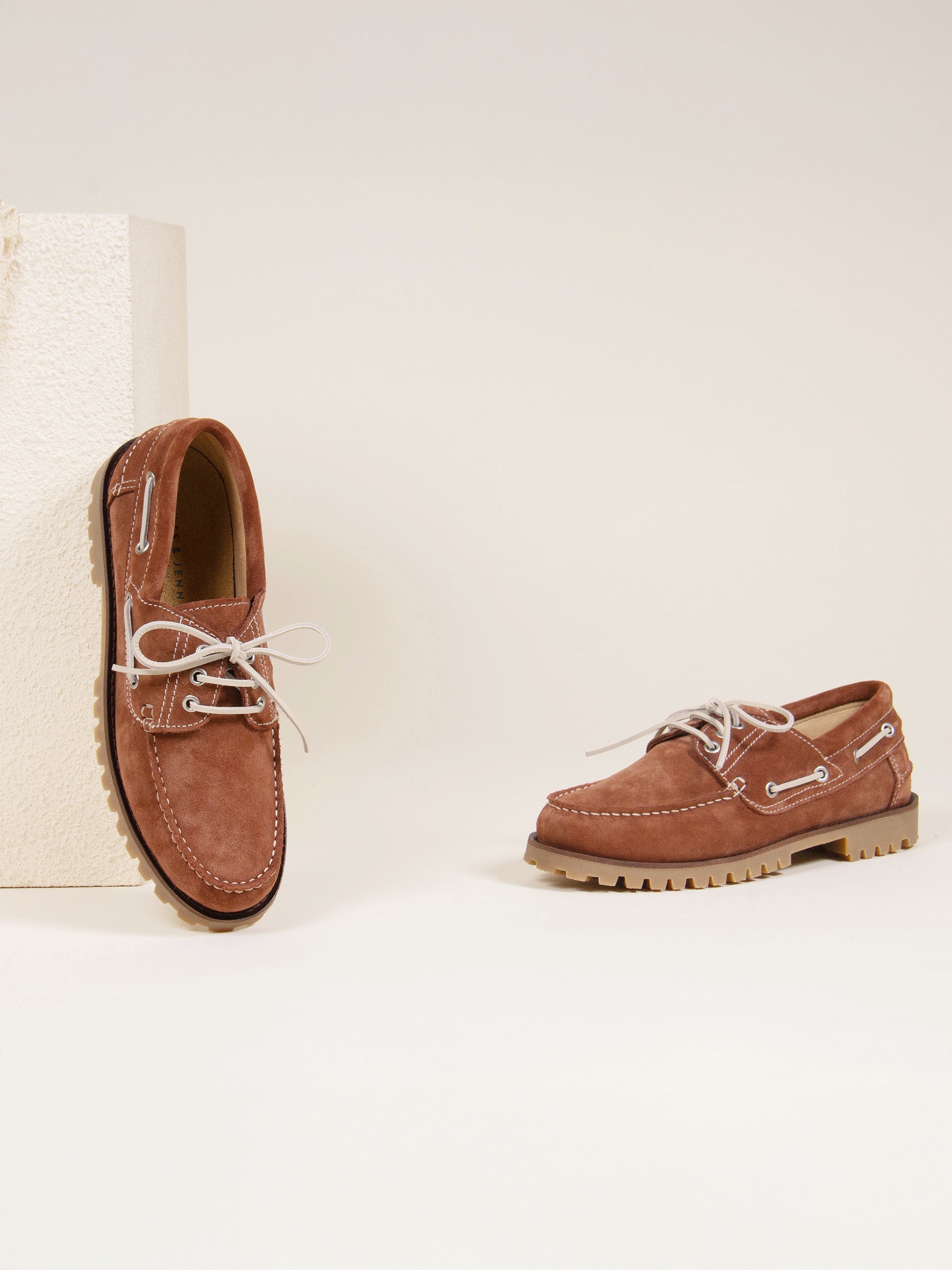 vue posée chaussures bateau semelles crantees cuir daim camel jules jenn