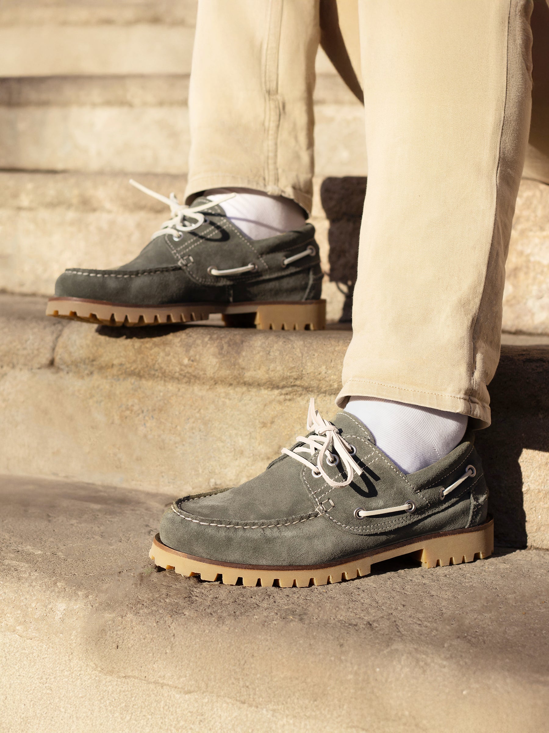 vue portée chaussures bateau semelles crantees cuir daim kaki jules jenn