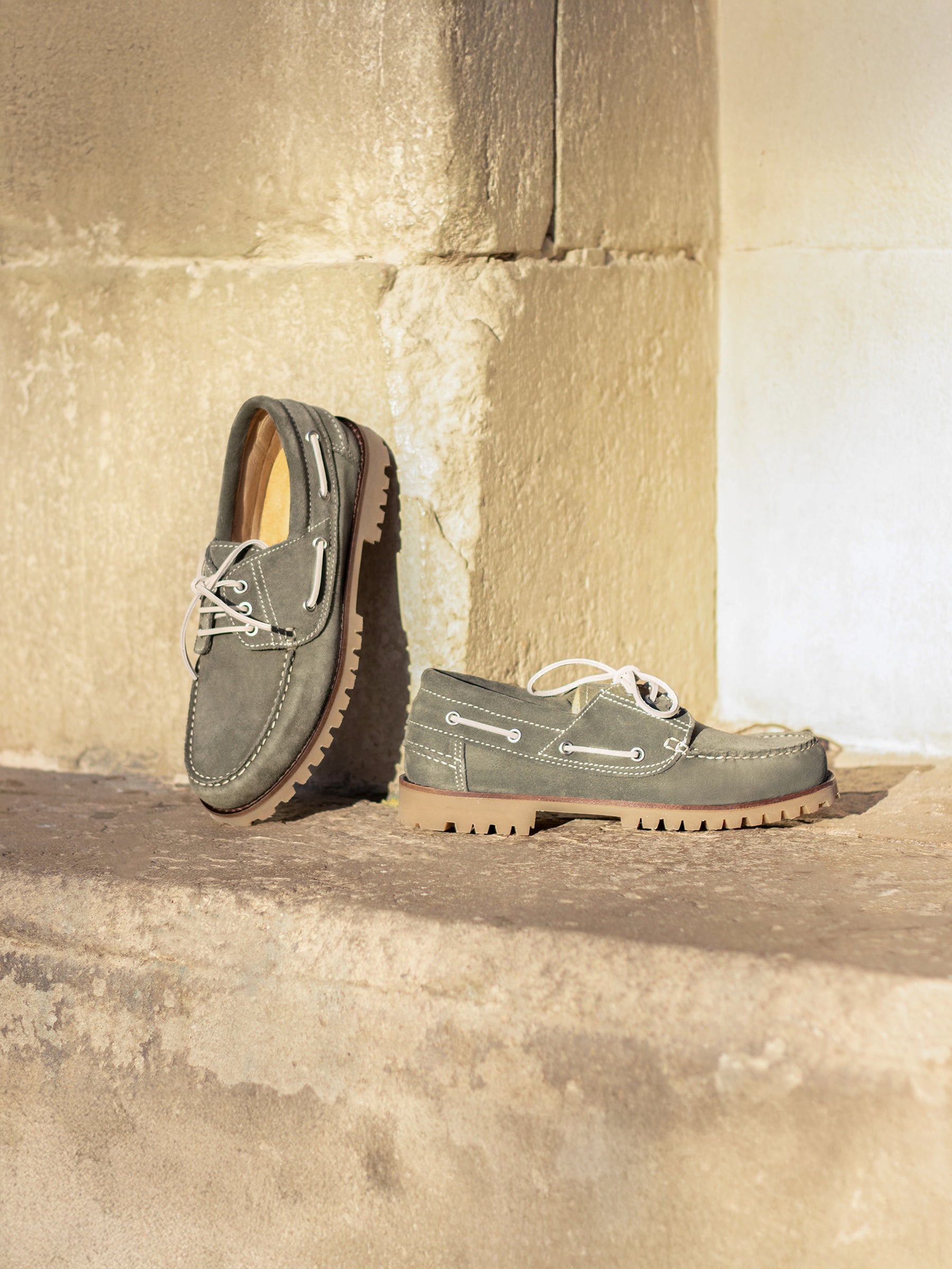 vue posée chaussures bateau semelles crantees cuir daim kaki jules jenn