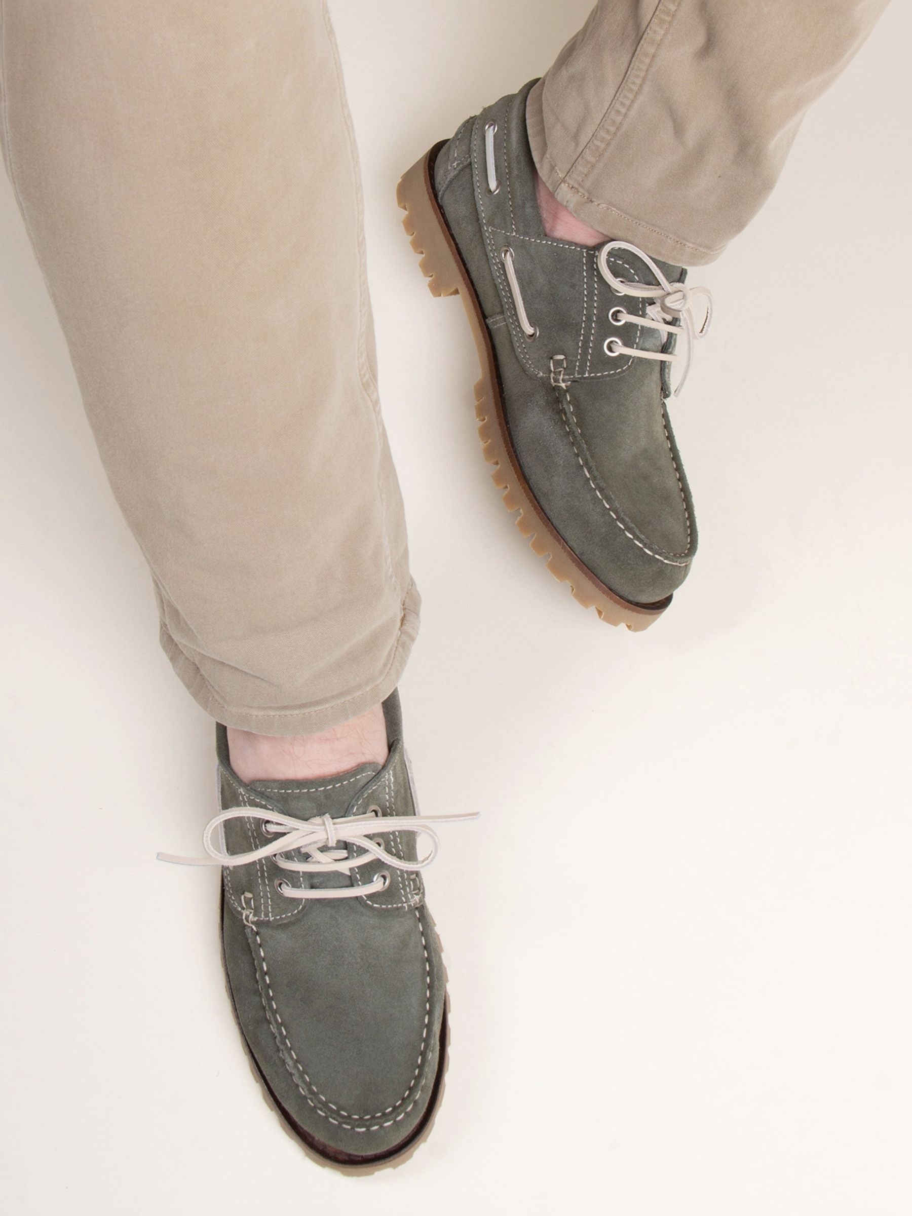 vue portée chaussures bateau semelles crantees cuir daim kaki jules jenn