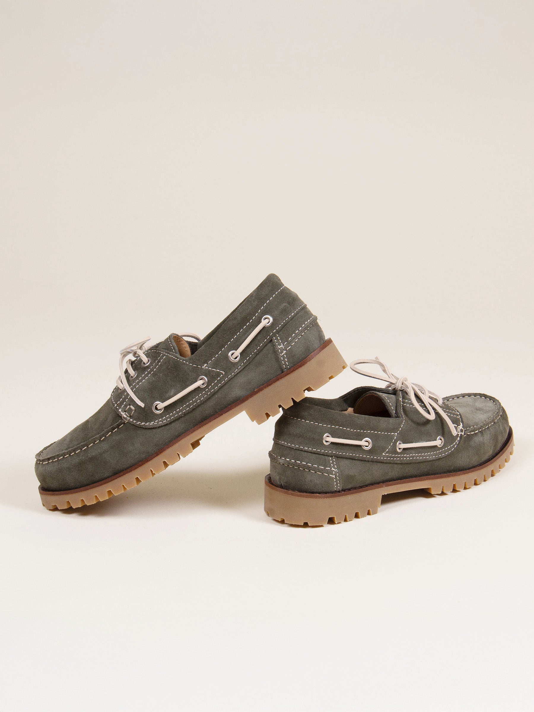 vue posée chaussures bateau semelles crantees cuir daim kaki jules jenn