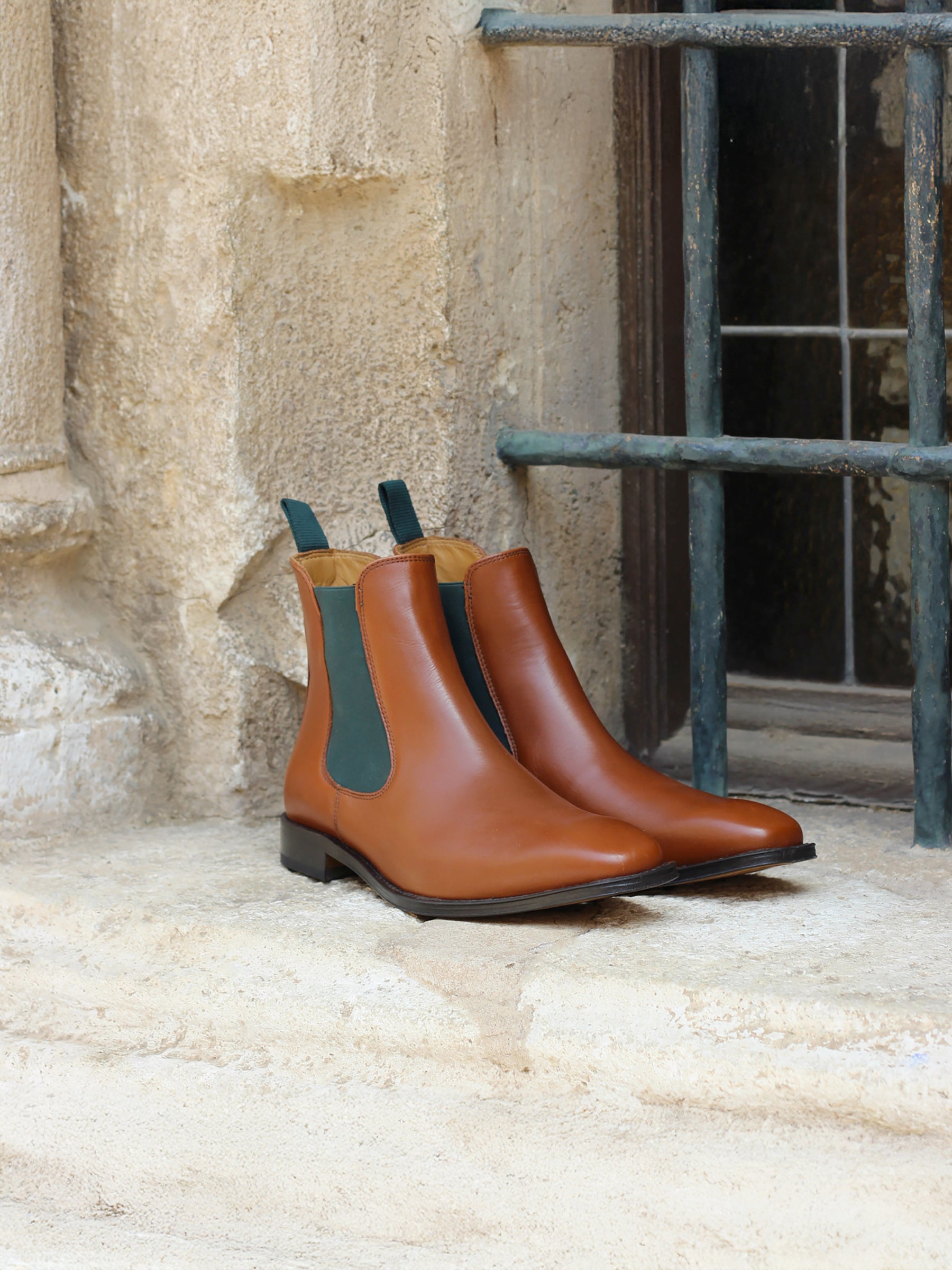 vue posée chelsea boots cuir cognac vert jules jenn