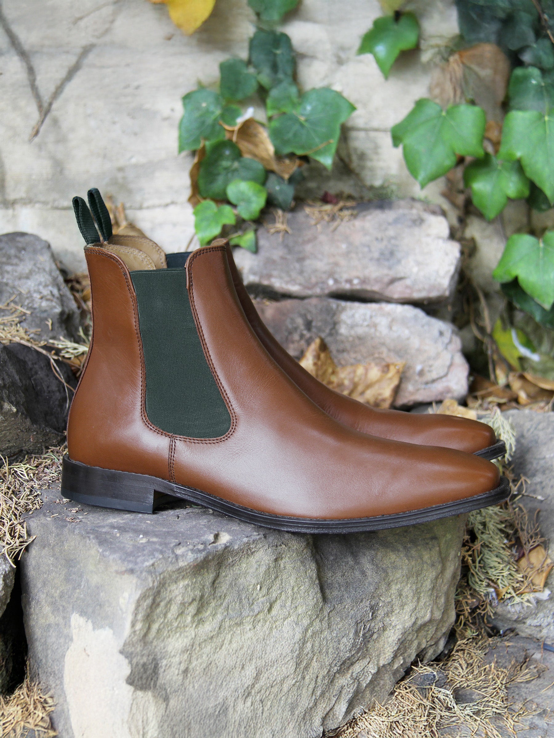 vue posée chelsea boots cuir cognac vert jules jenn