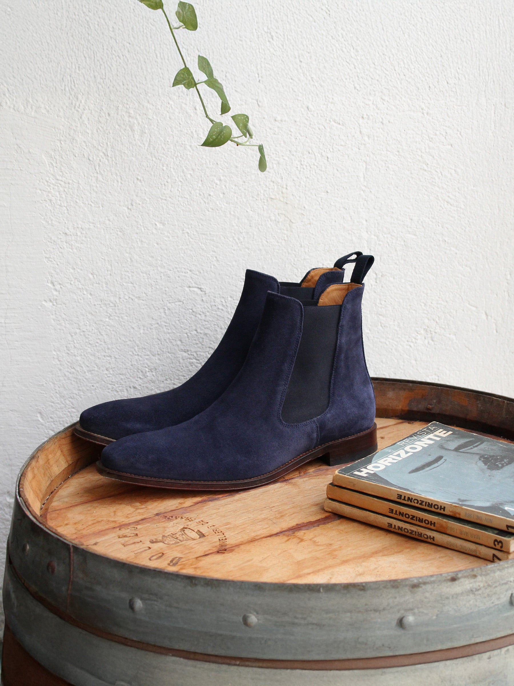 vue posée chelsea boots cuir daim bleu jules & jenn
