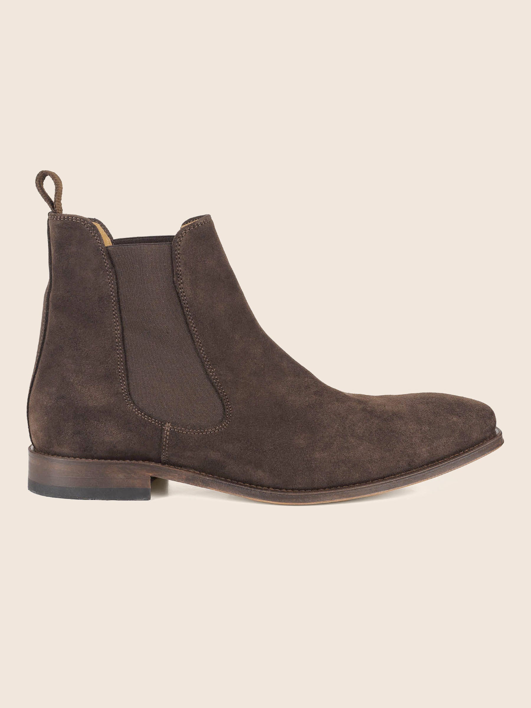 vue poséee de chelsea boots cuir daim marron fabriques au Portugal