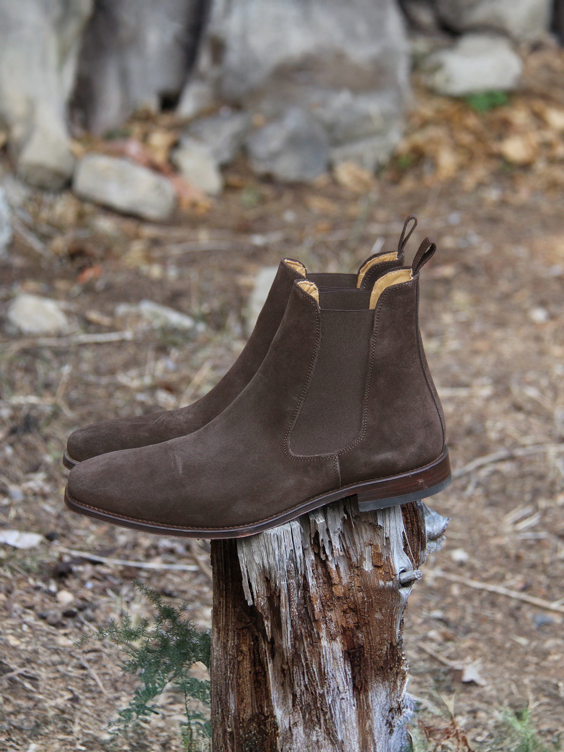 vue posée chelsea boots cuir daim marron jules jenn