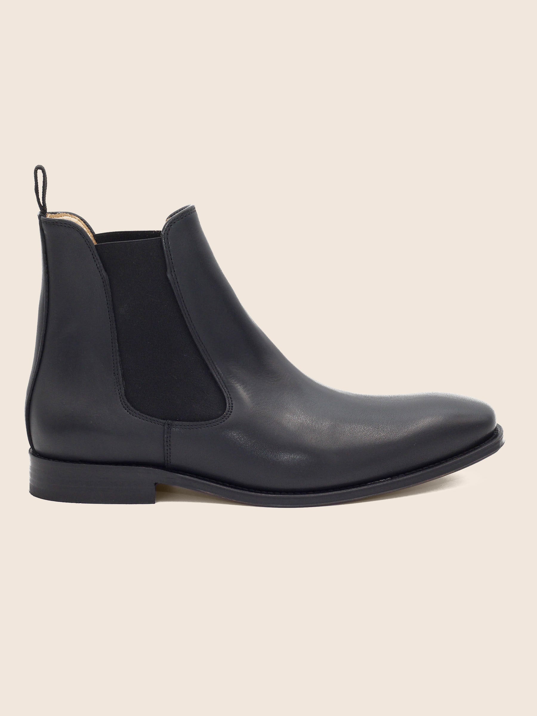 vue poséee de chelsea boots cuir noir fabriques au Portugal